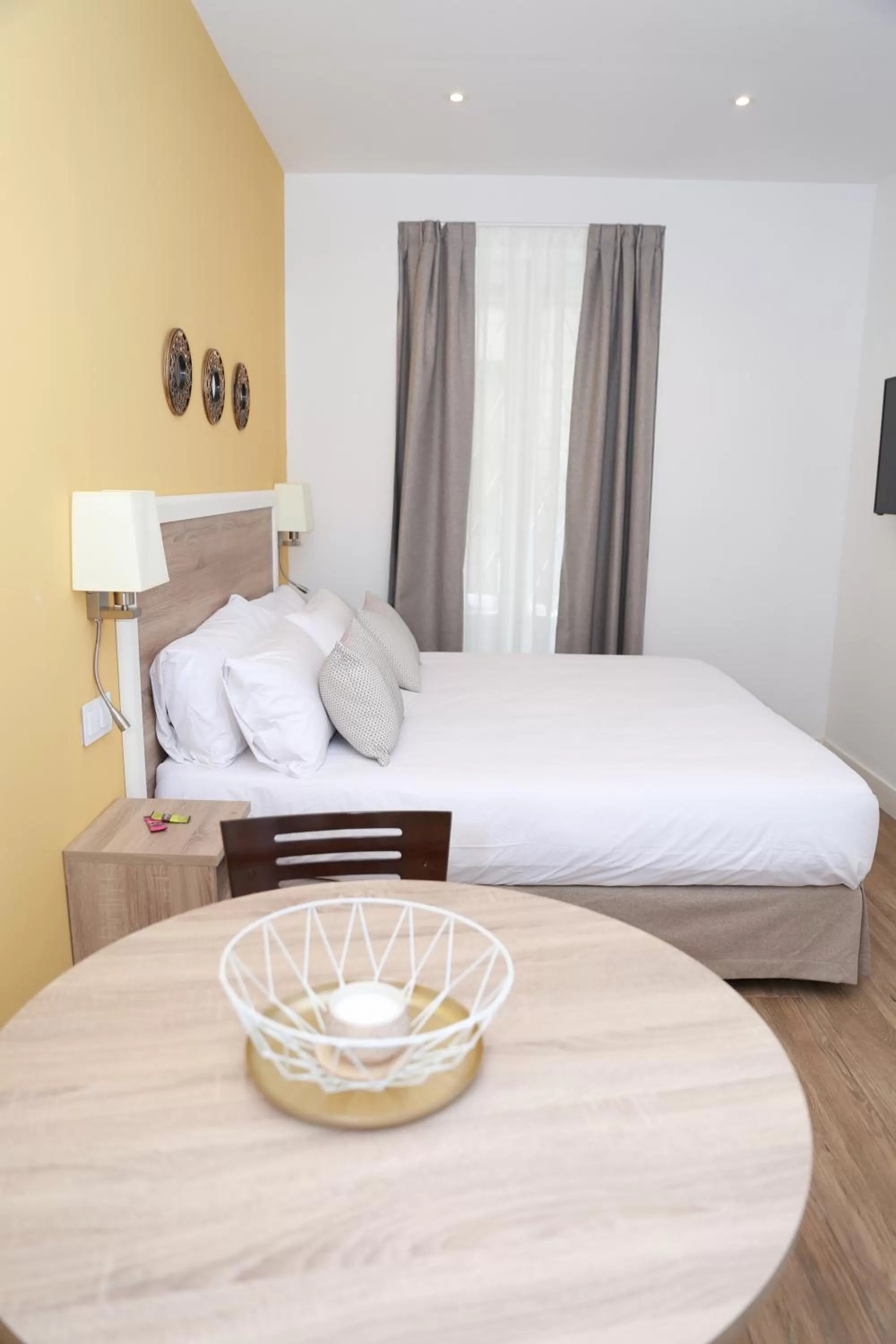 Photo of the whole room, Bed in New Point Opera