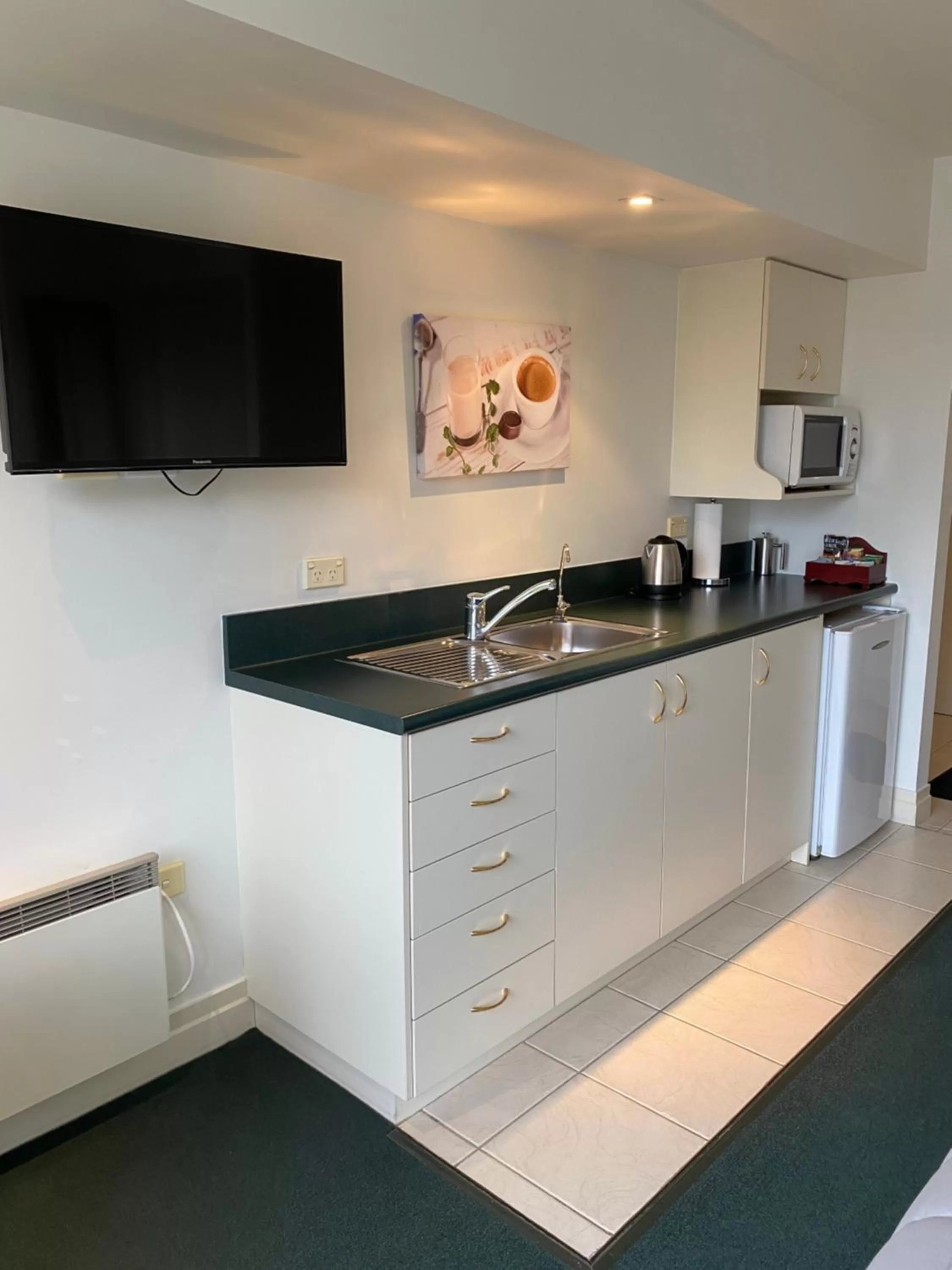 Kitchen or kitchenette in Motel On York