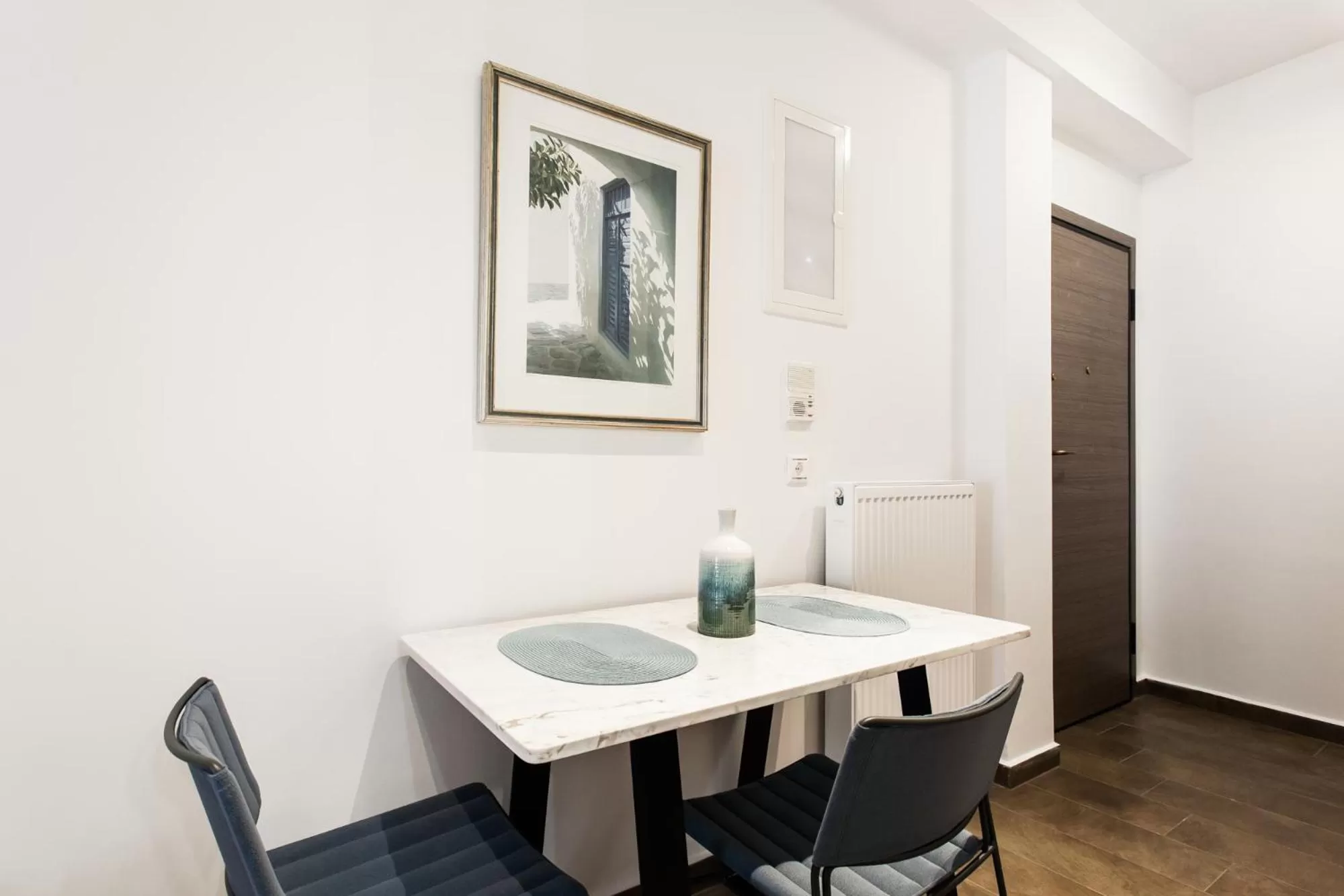 Dining area in Nicholas Point Apartments and Rooms