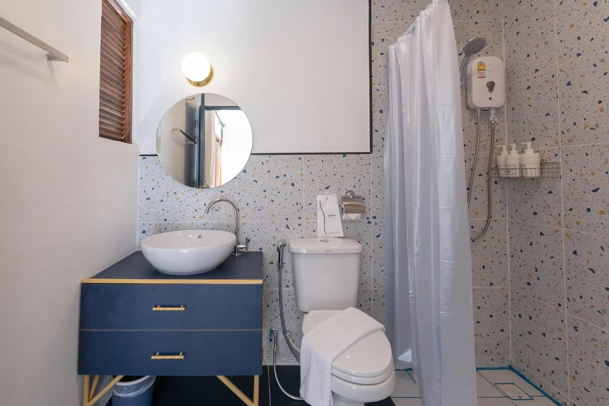 Toilet in The Mellow Pillow Hotel @ Chiang Mai Gate