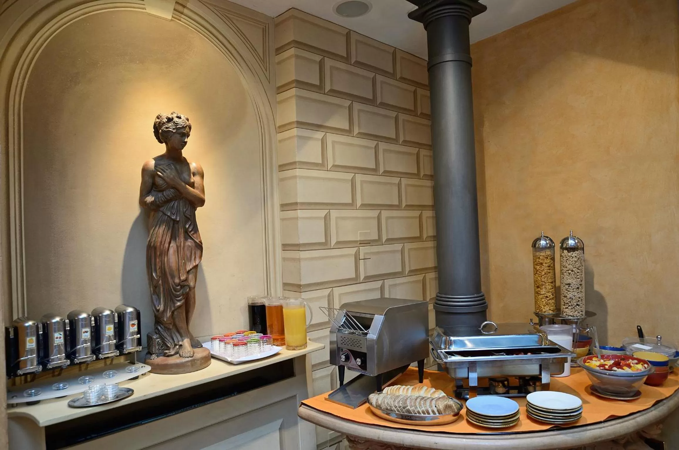 Restaurant/places to eat in Hotel Alba Palace