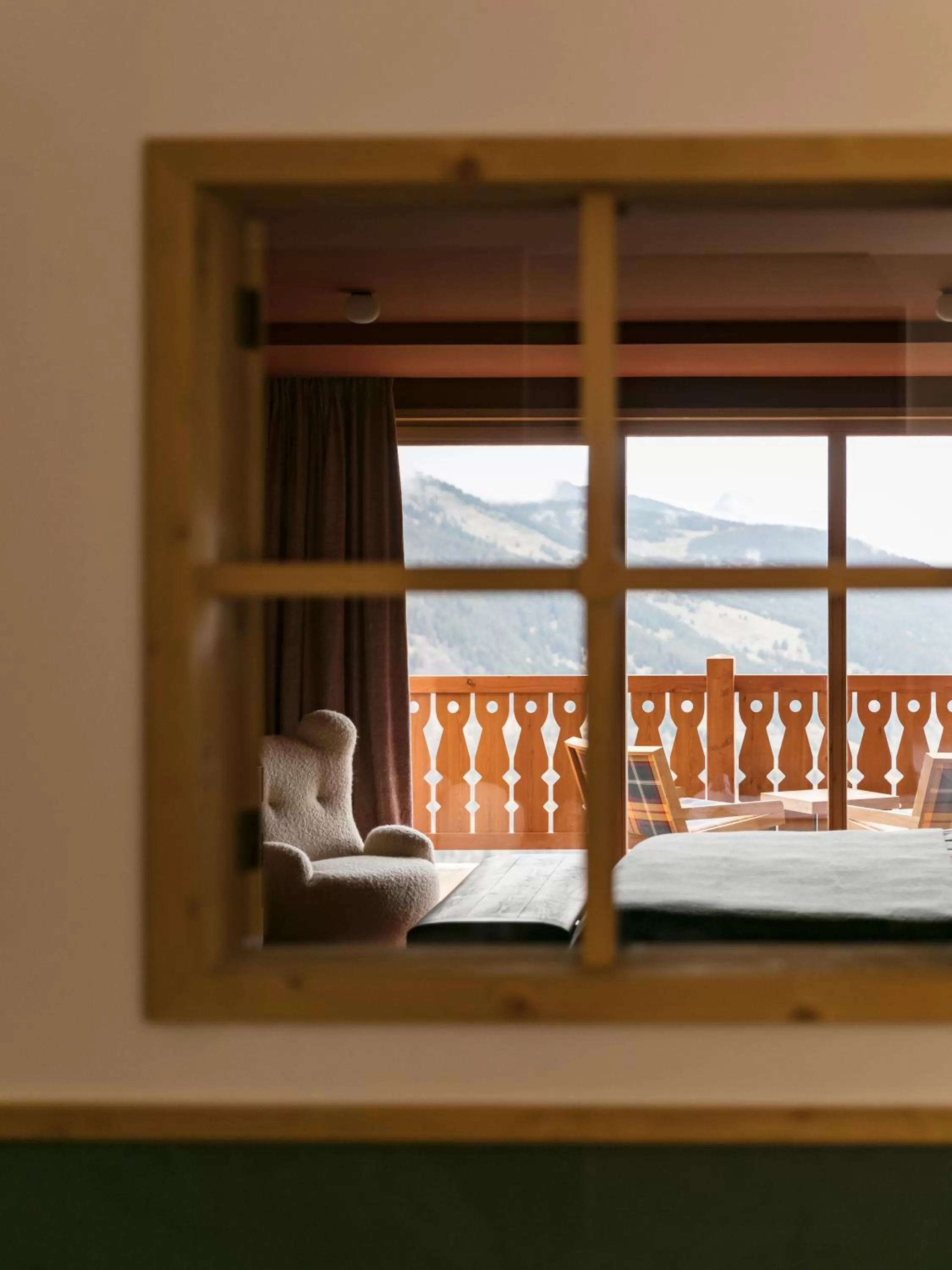 Balcony/Terrace, Bed in Hotel Le Coucou Méribel