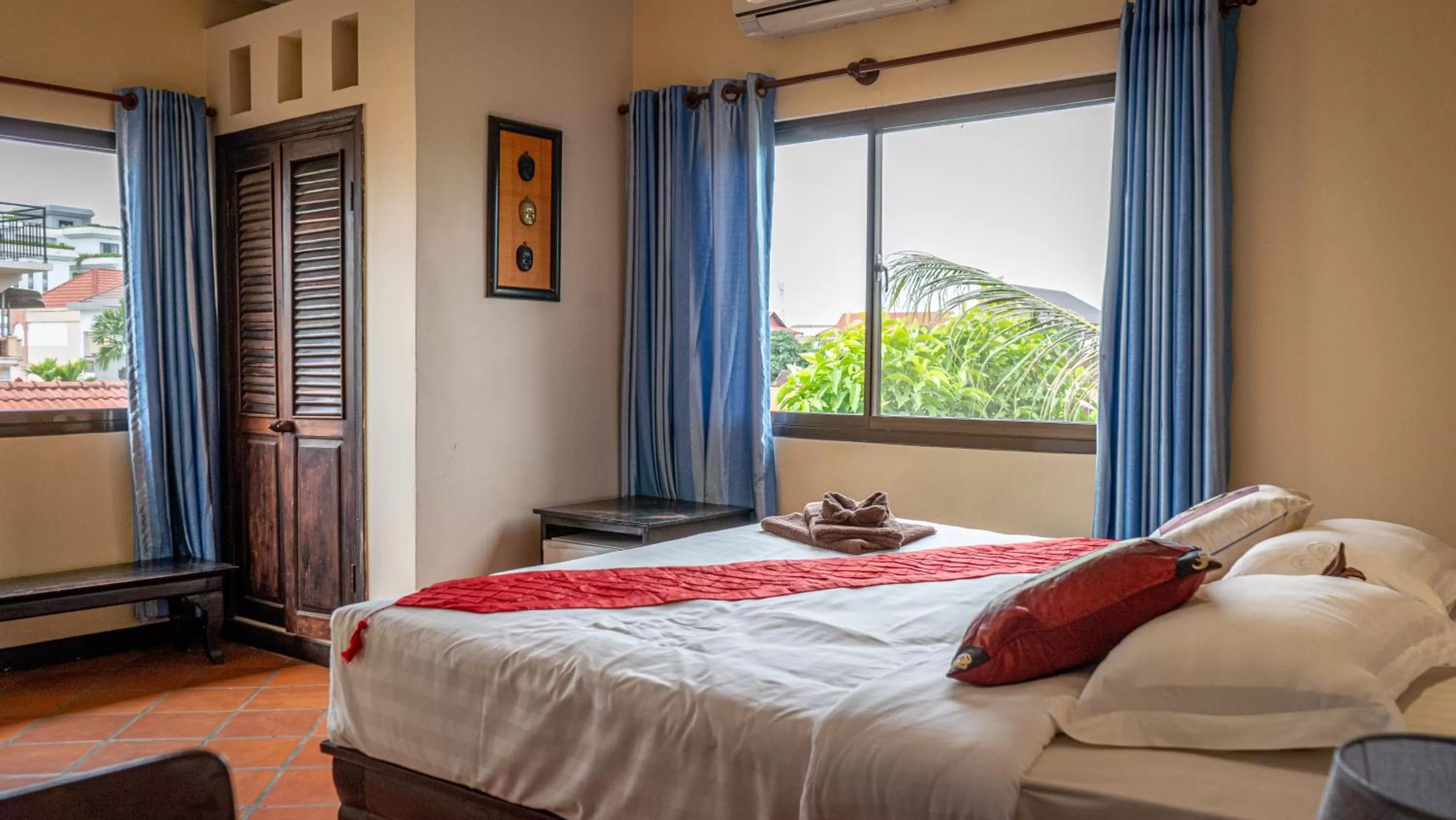 Bed in DEN HOTEL TOTONOU SIEM REAP