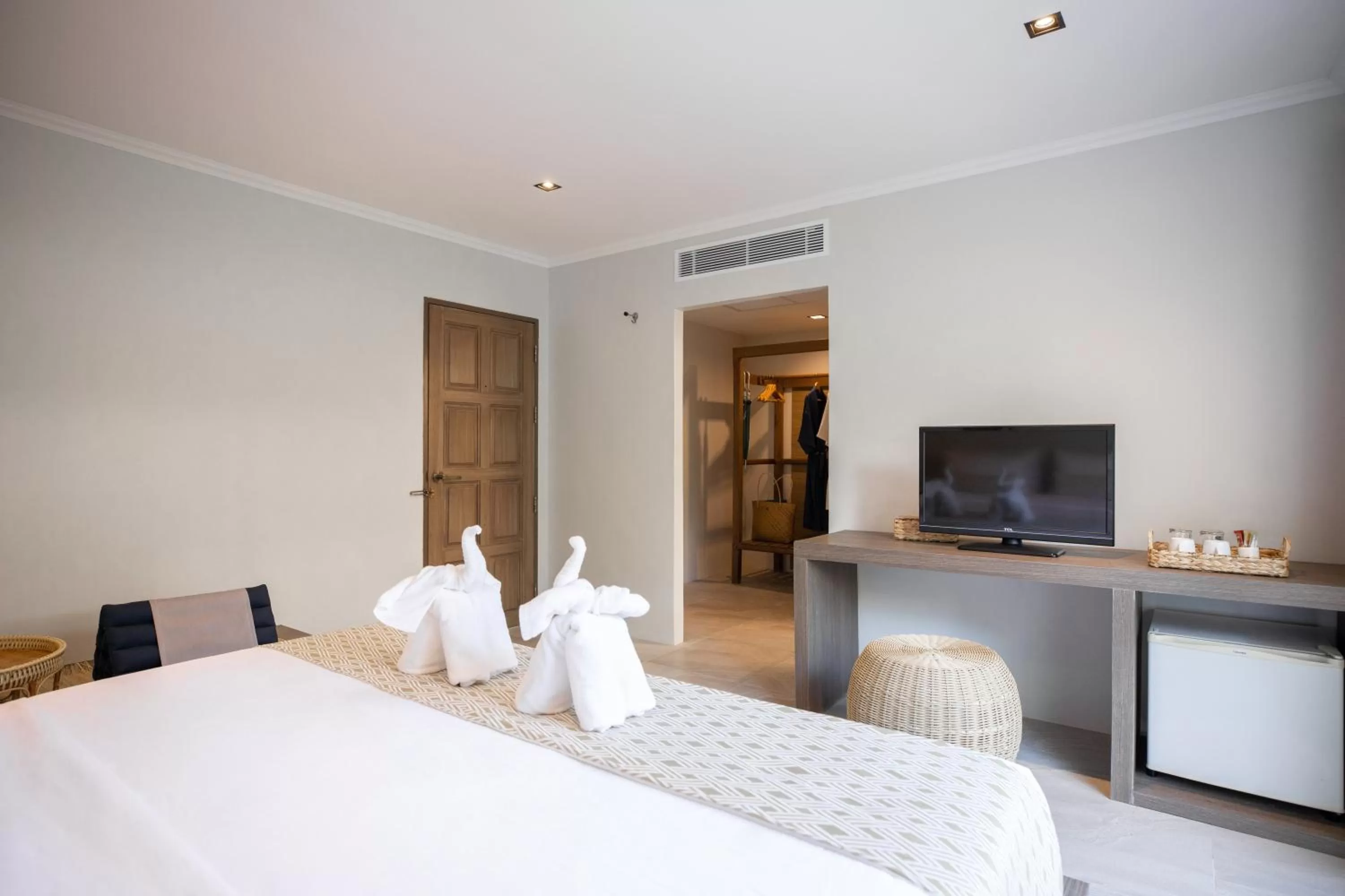 Communal lounge/ TV room, Bed in VAYNA Boutique Koh Chang