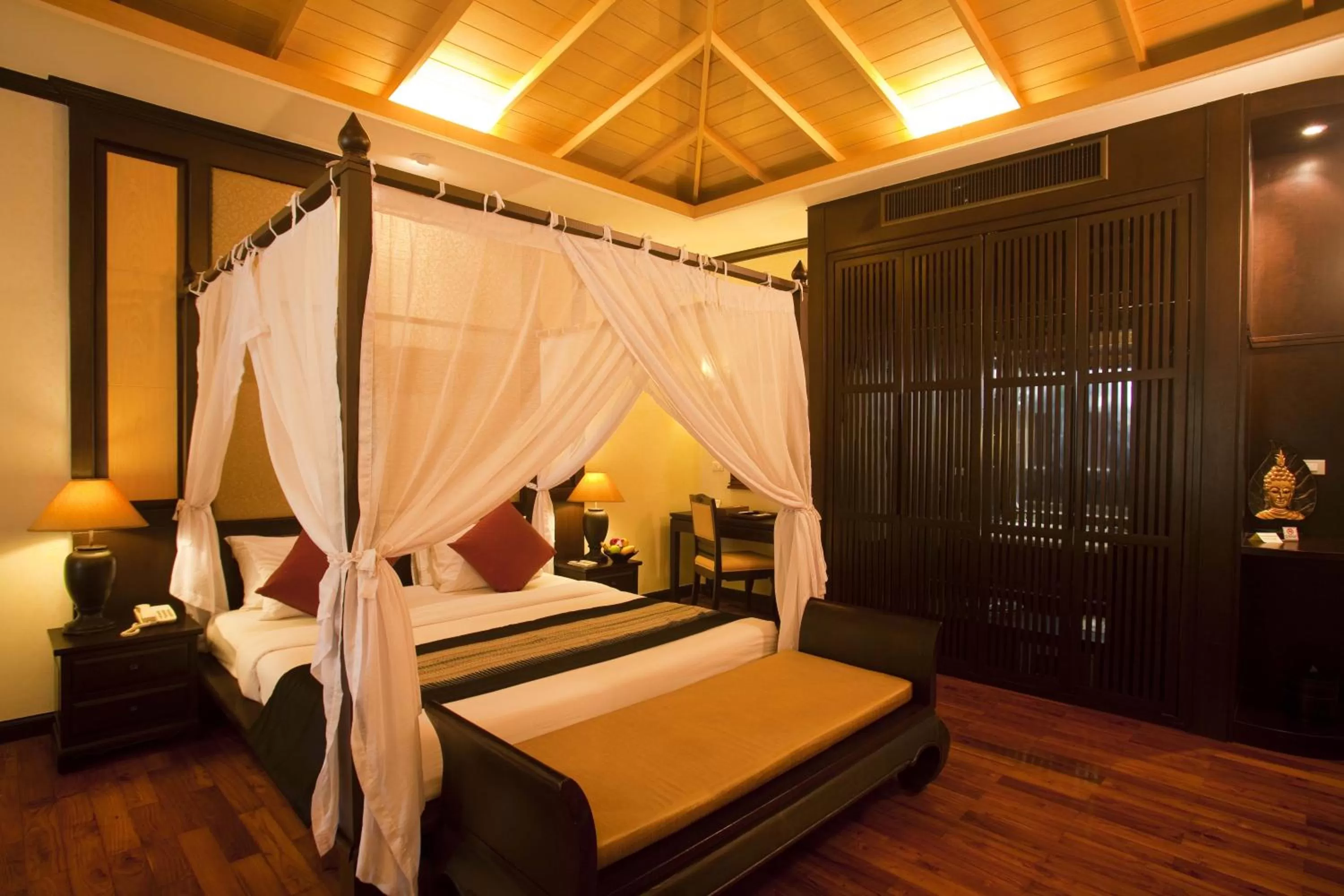 Bed in Mukdara Beach Villa & Spa Resort