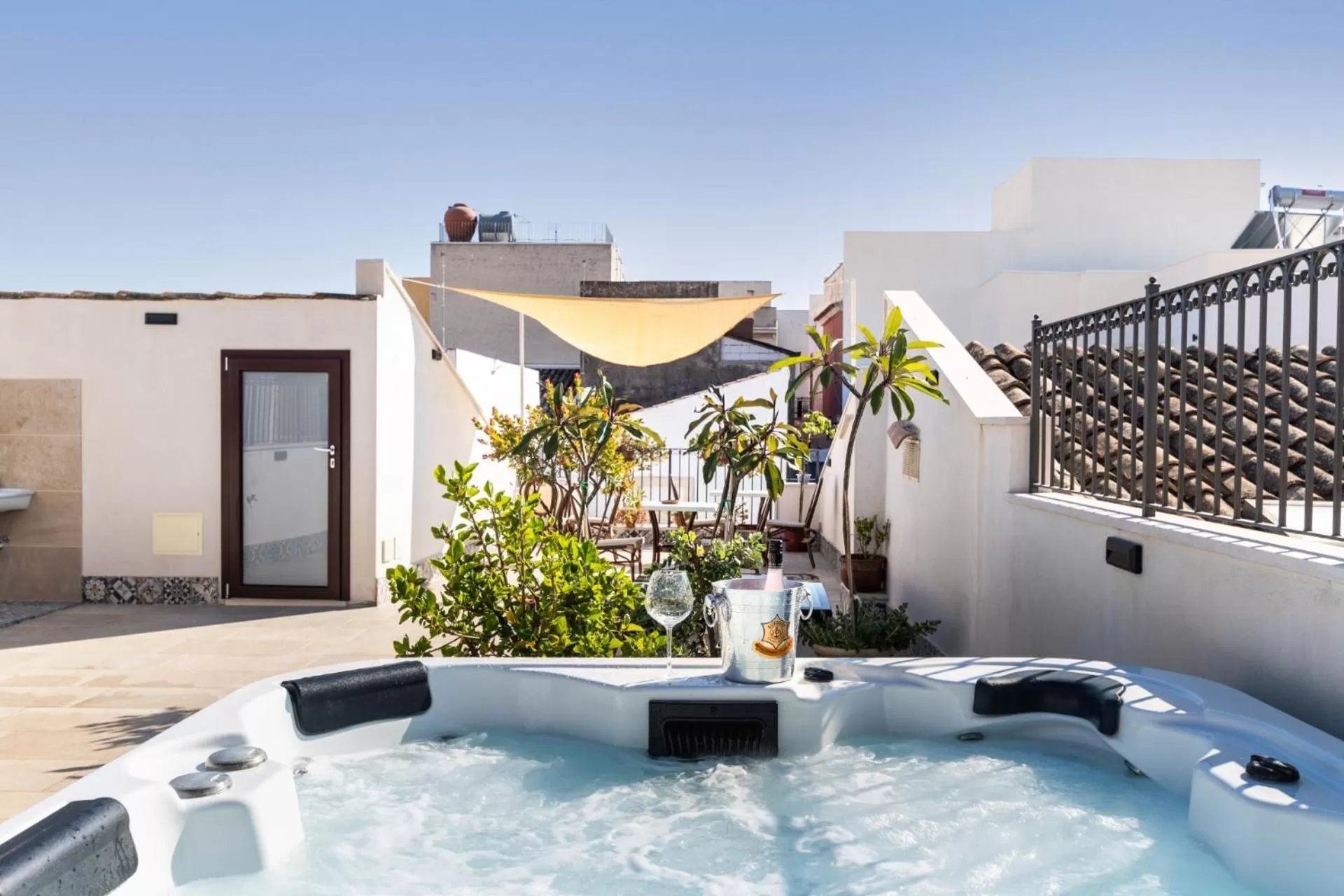 Hot Tub in Morfeo Charming Rooms & Relax