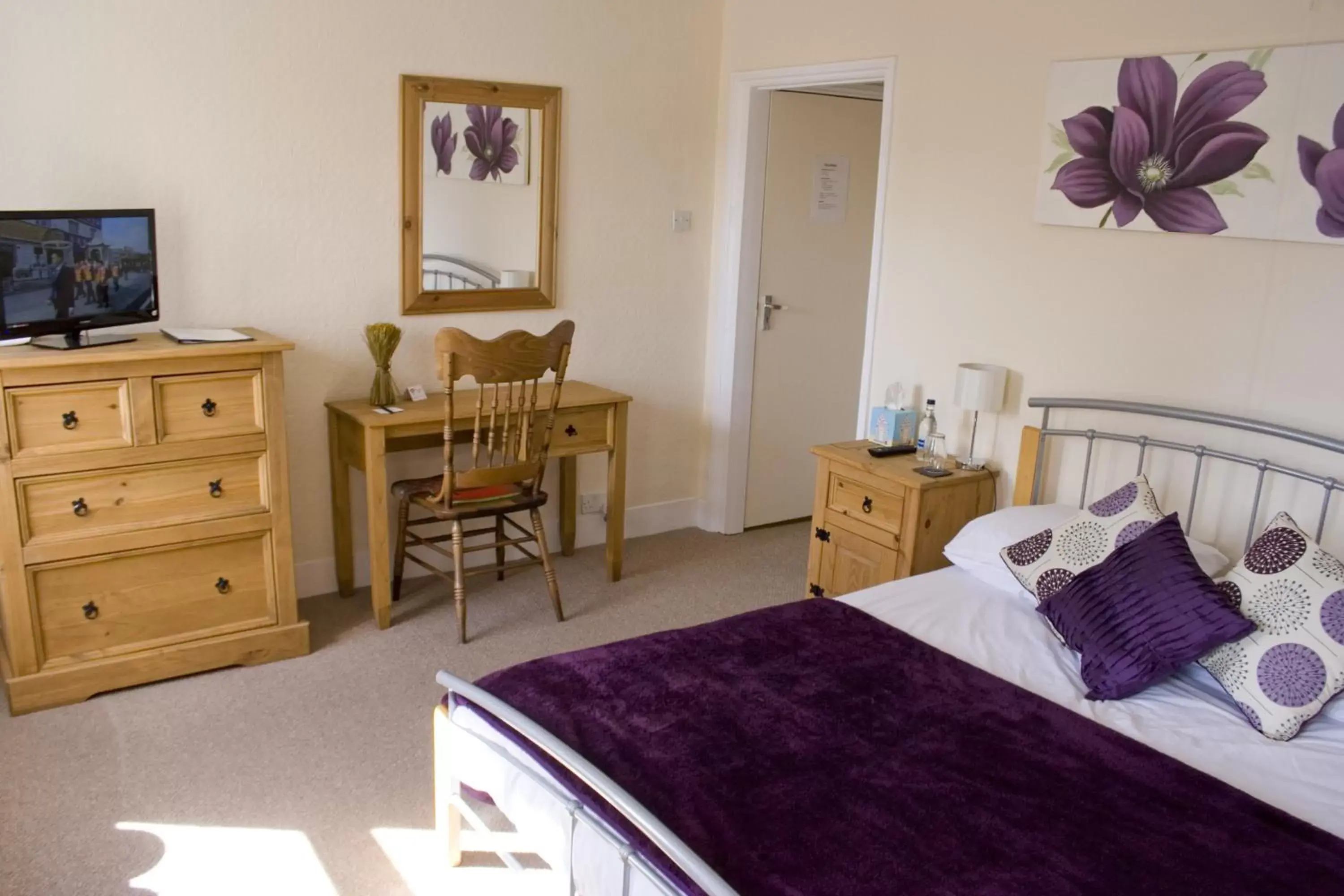 Large Double Room En Suite - single occupancy in The Wheatsheaf Large Double Room En Suite - single occupancy in The Wheatsheaf