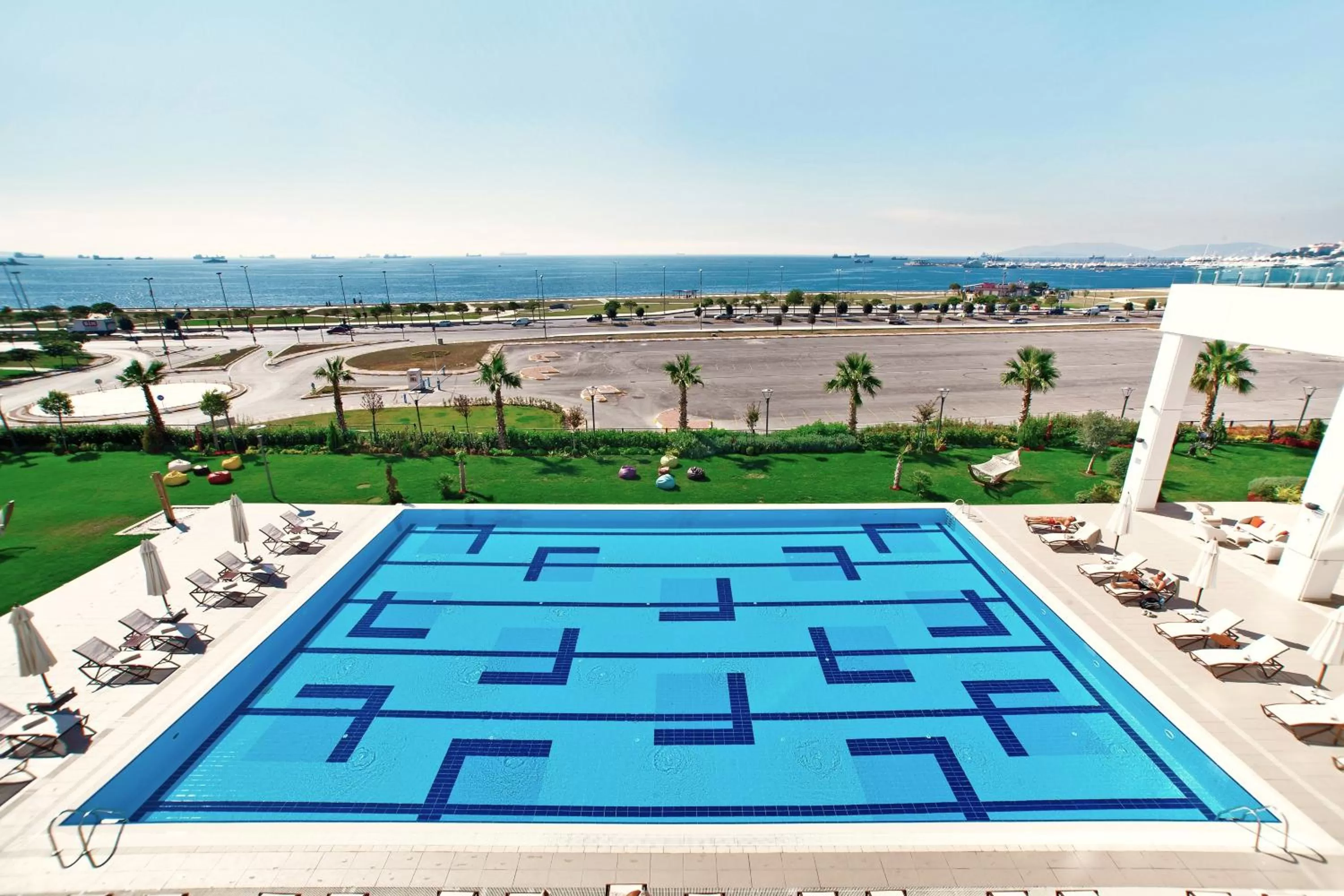 Swimming pool in The Green Park Pendik