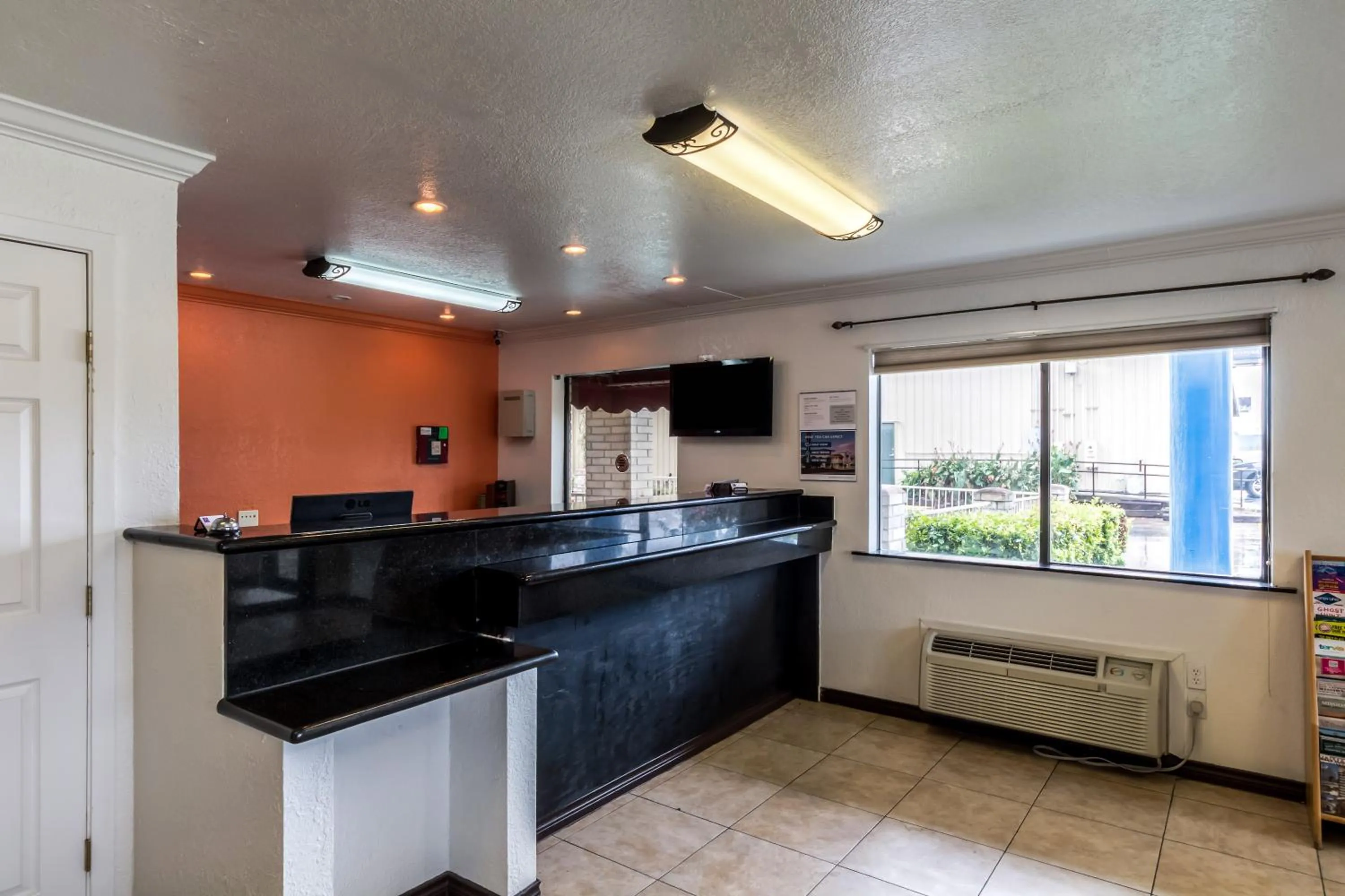 Lobby or reception in Motel 6 San Antonio, TX - Frost Bank Center