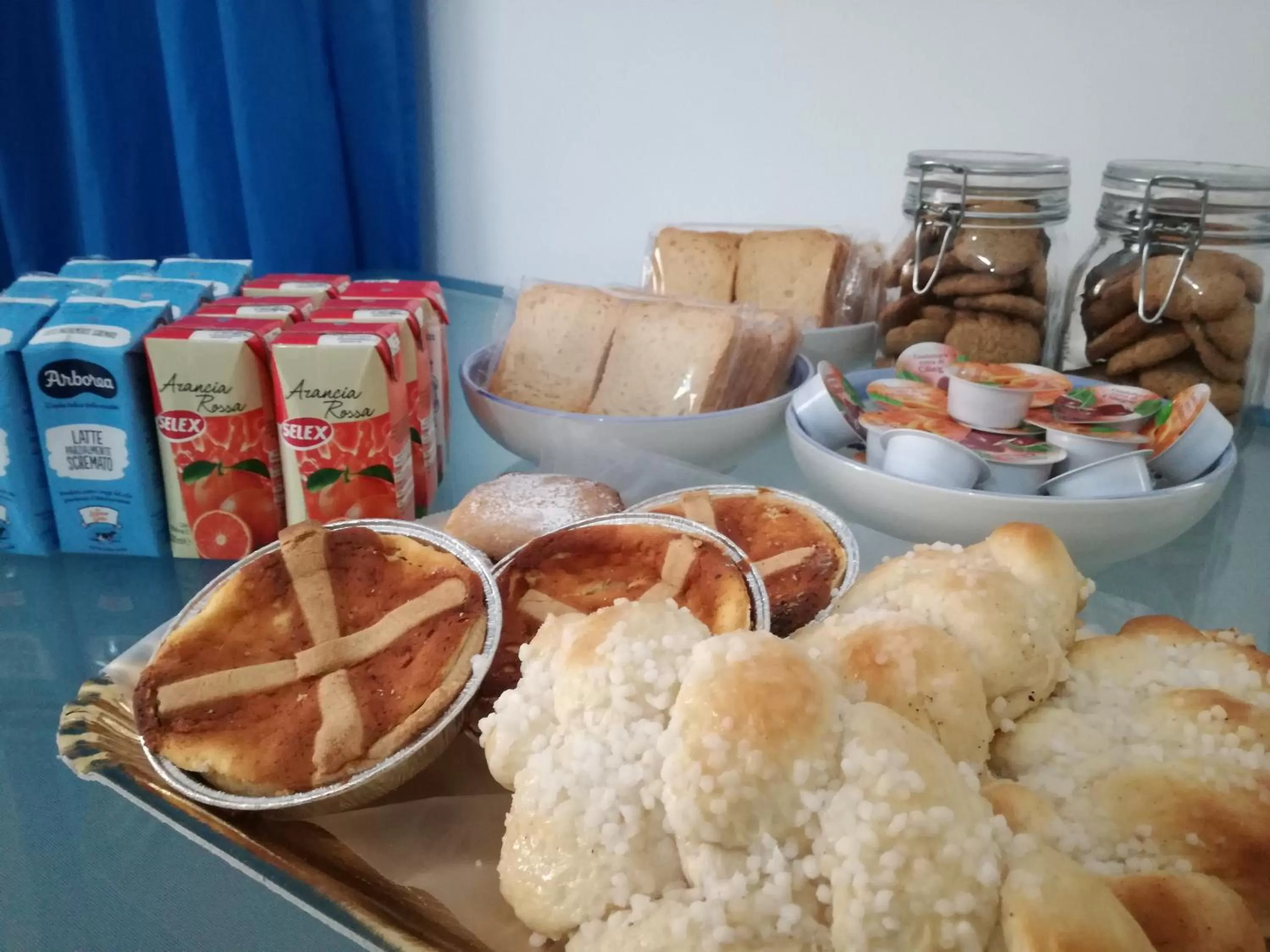 Breakfast in B&B Villa Mediterranea with private parking