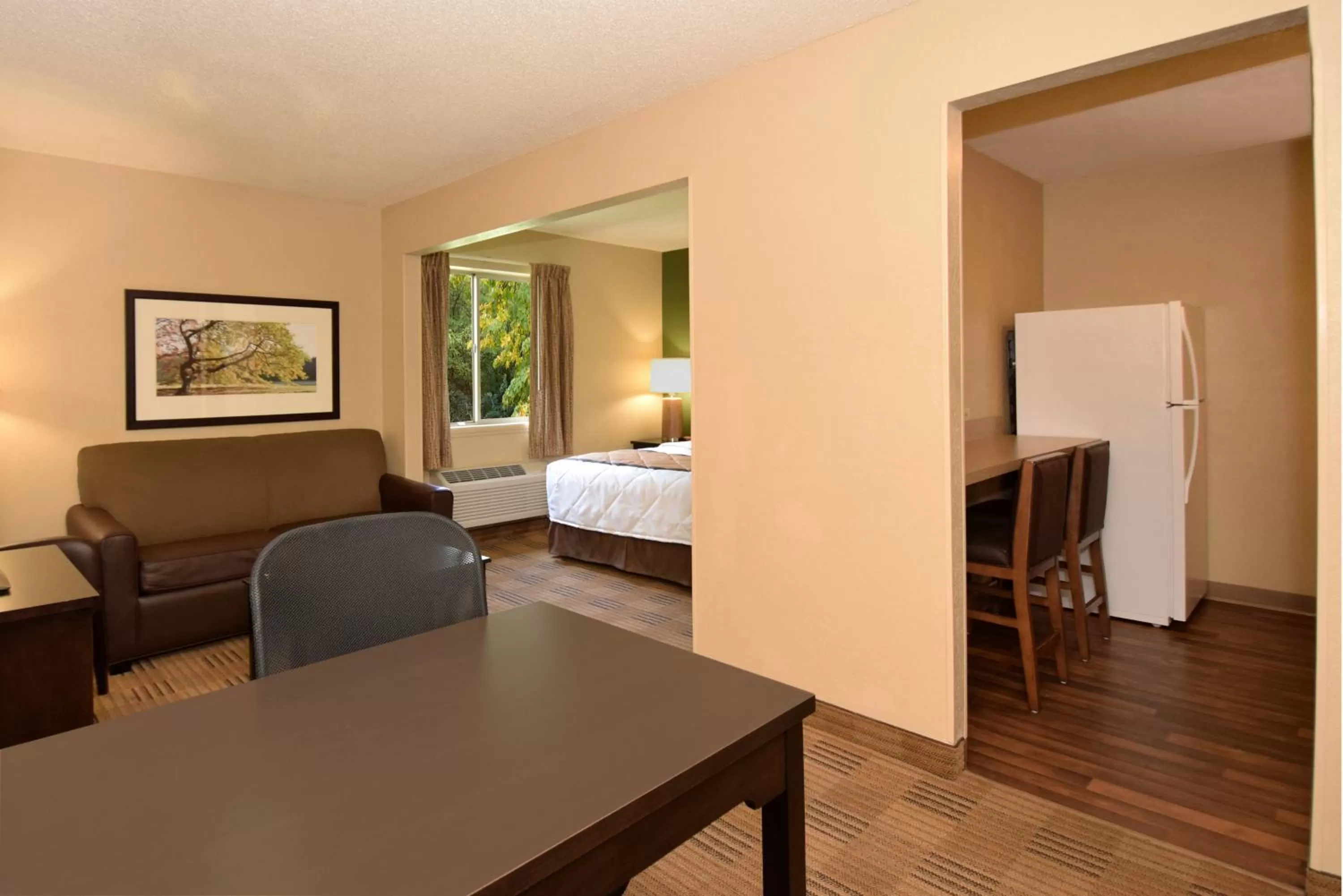Kitchen or kitchenette, Bed in Extended Stay America Select Suites - Detroit - Warren