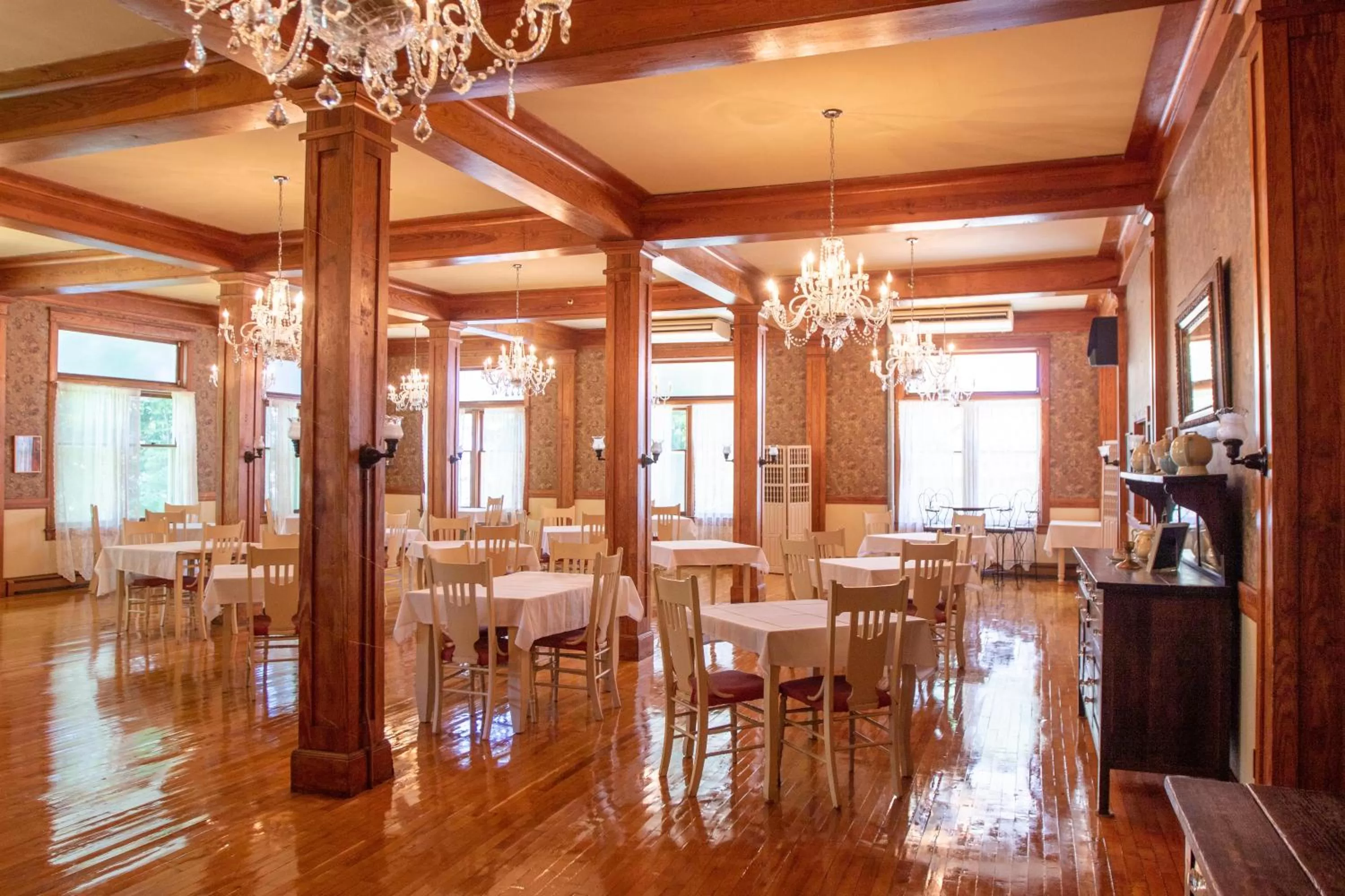 Restaurant/places to eat in Terrace Inn and 1911 Restaurant