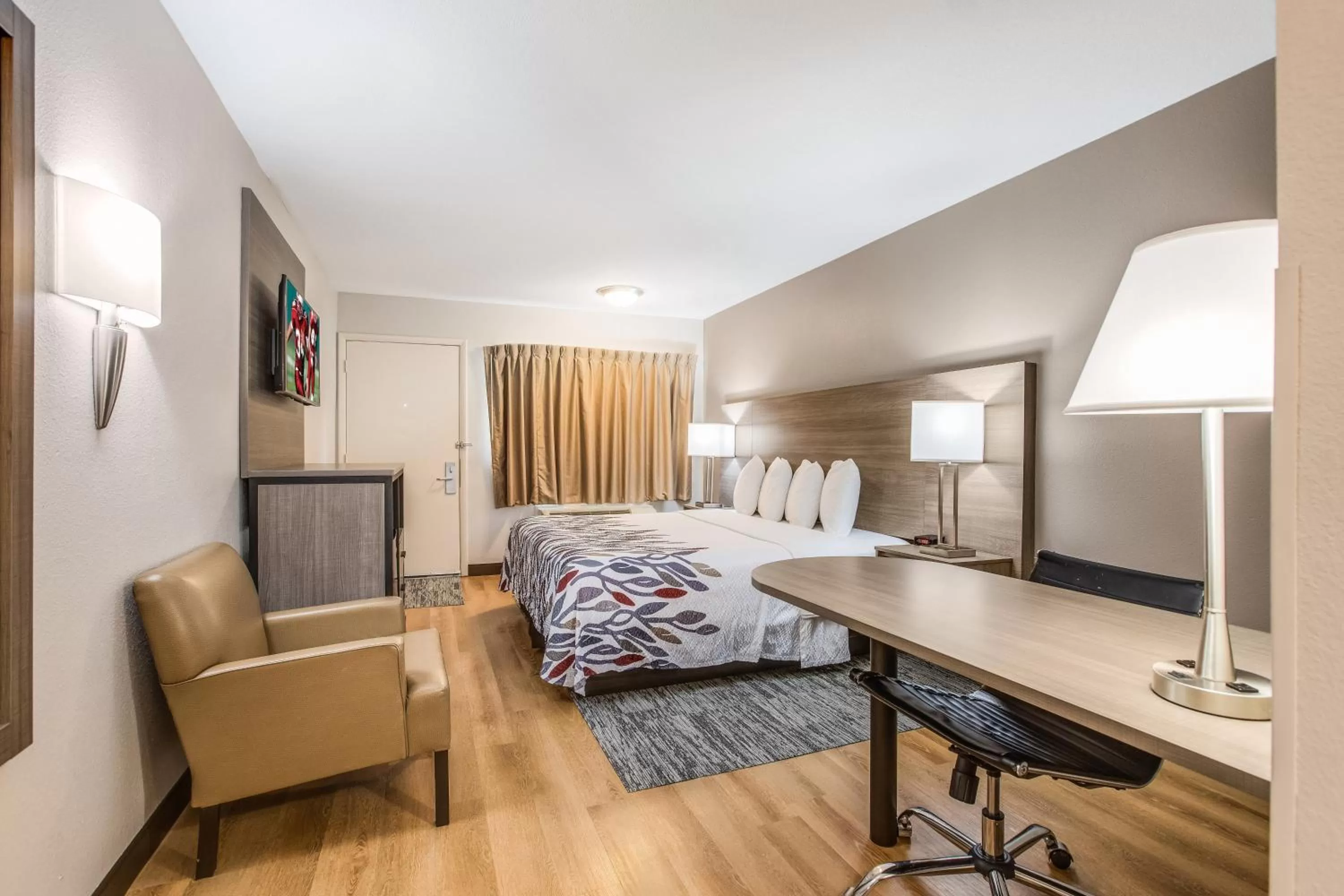 Bedroom, Bed in Red Roof Inn Lansing West - MSU