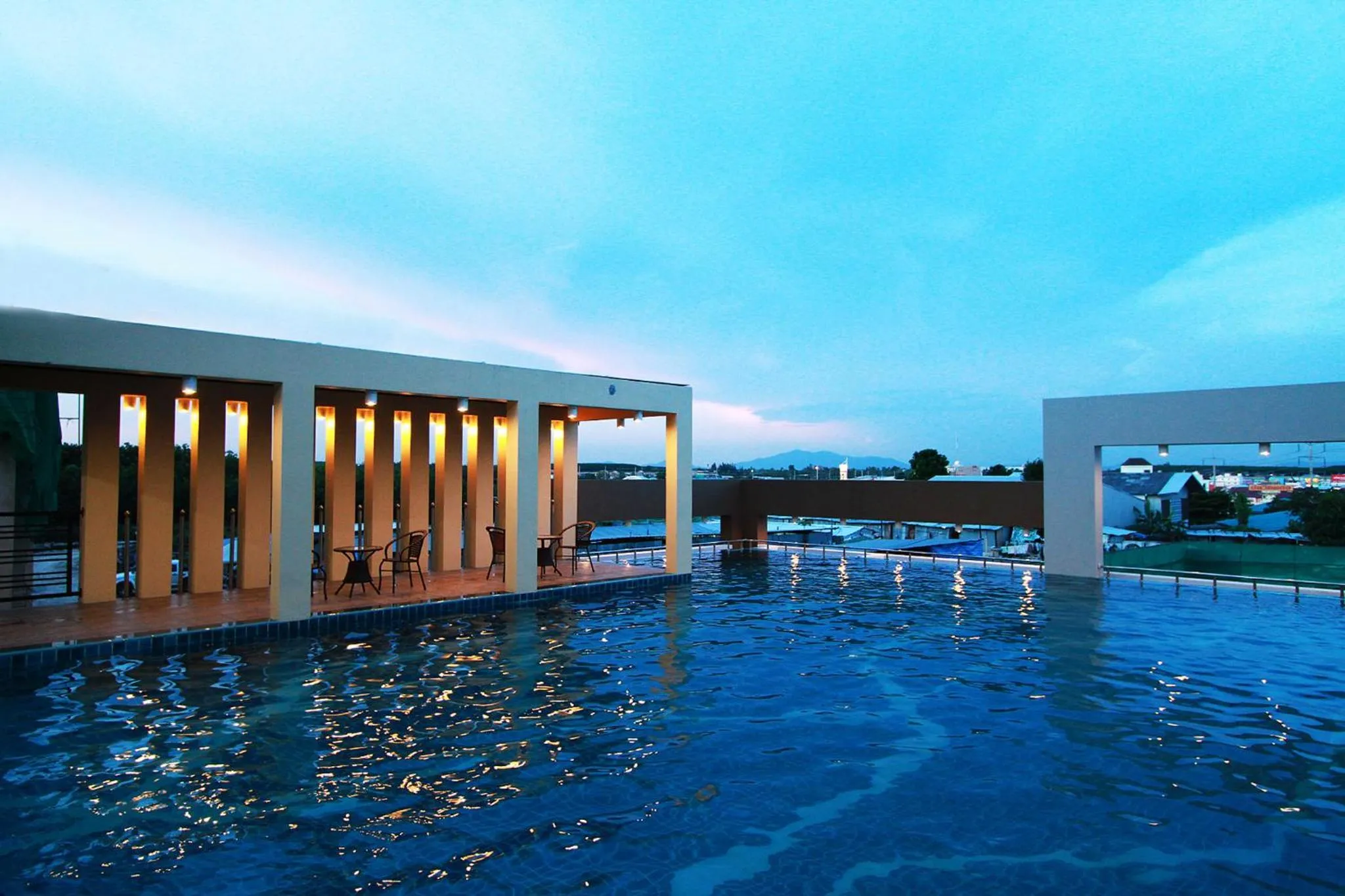 Swimming pool in The Contrast i Hotel