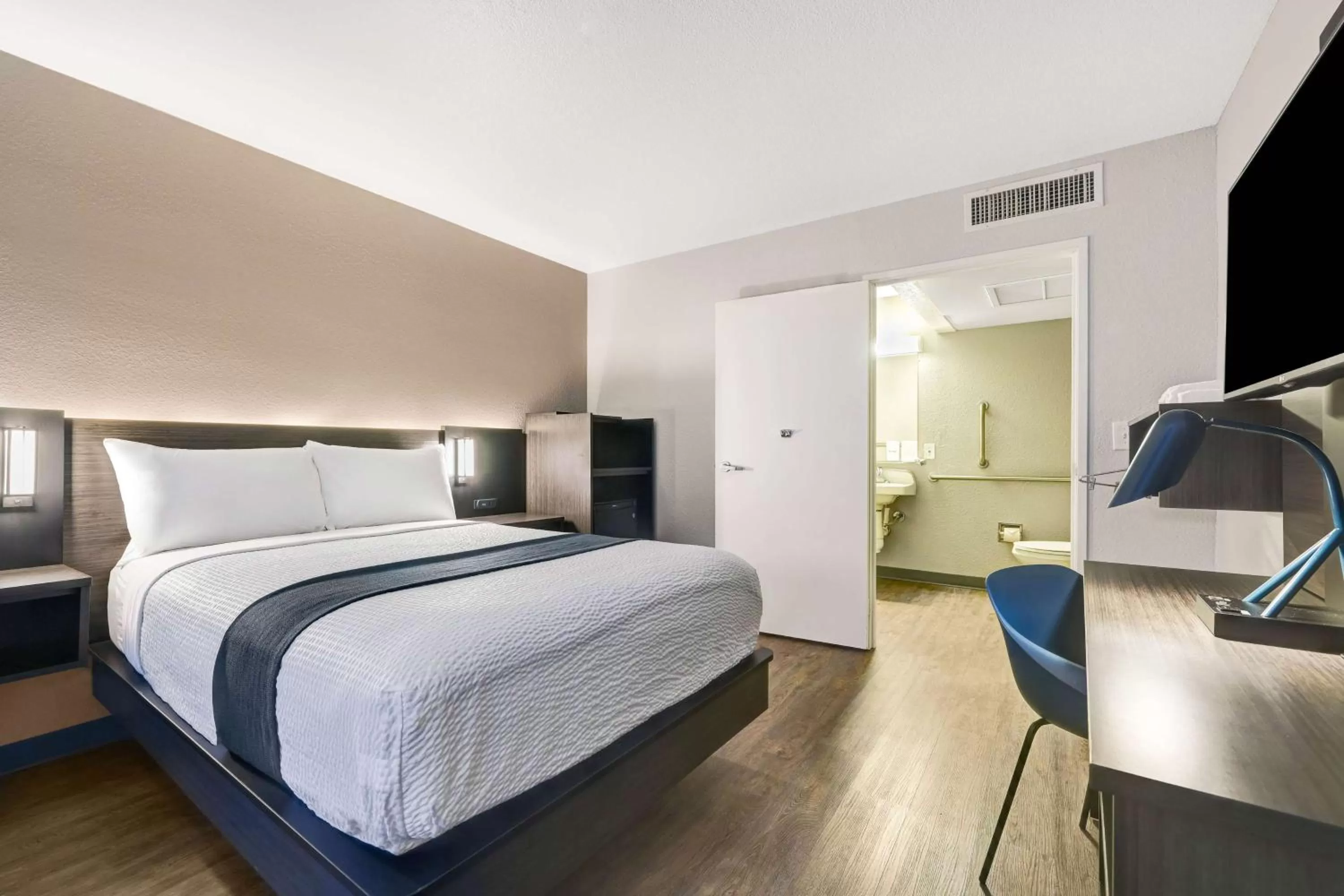 Photo of the whole room, Bed in Motel 6-Issaquah, WA - Seattle - East