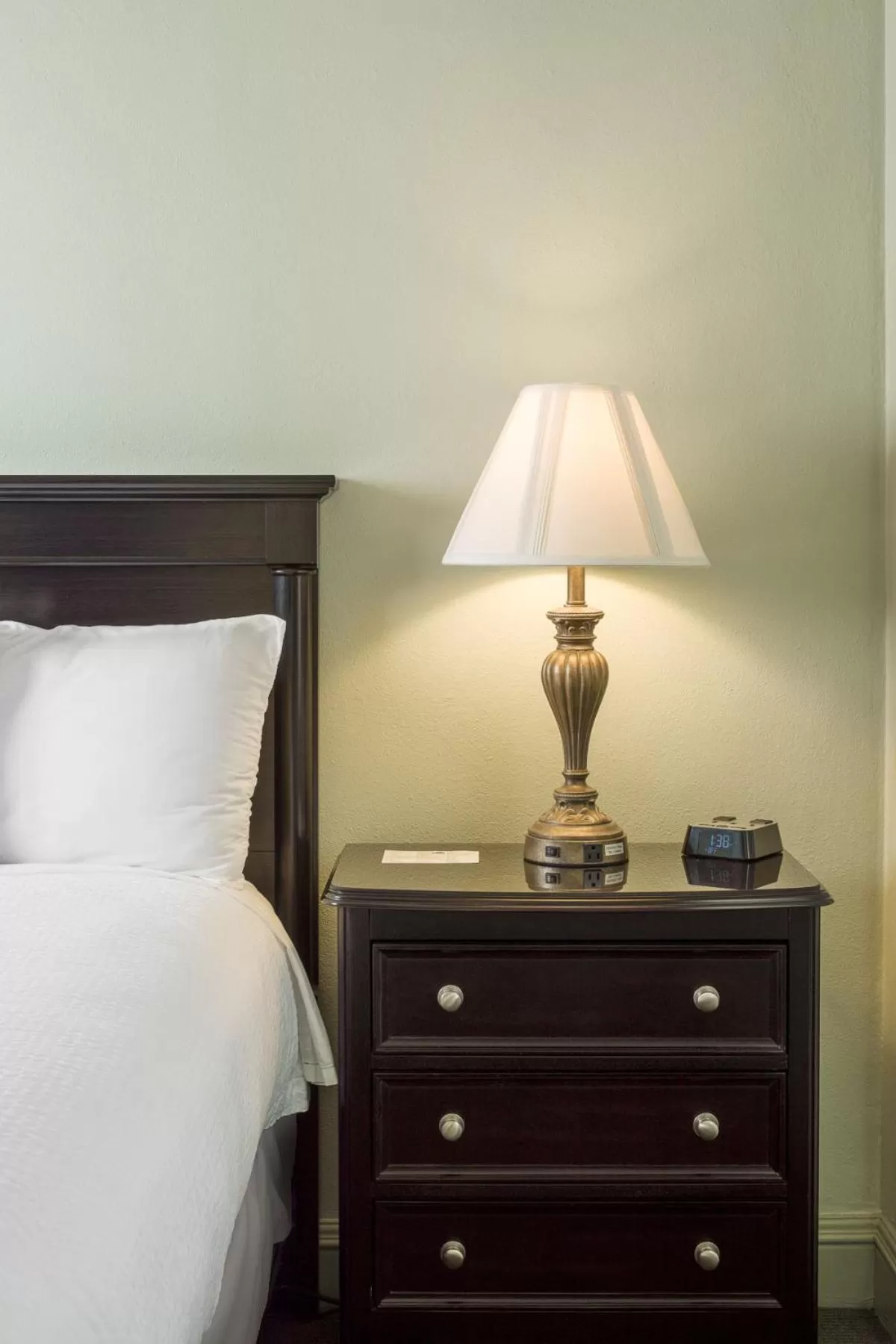 Bed in Finlen Hotel and Motor Inn