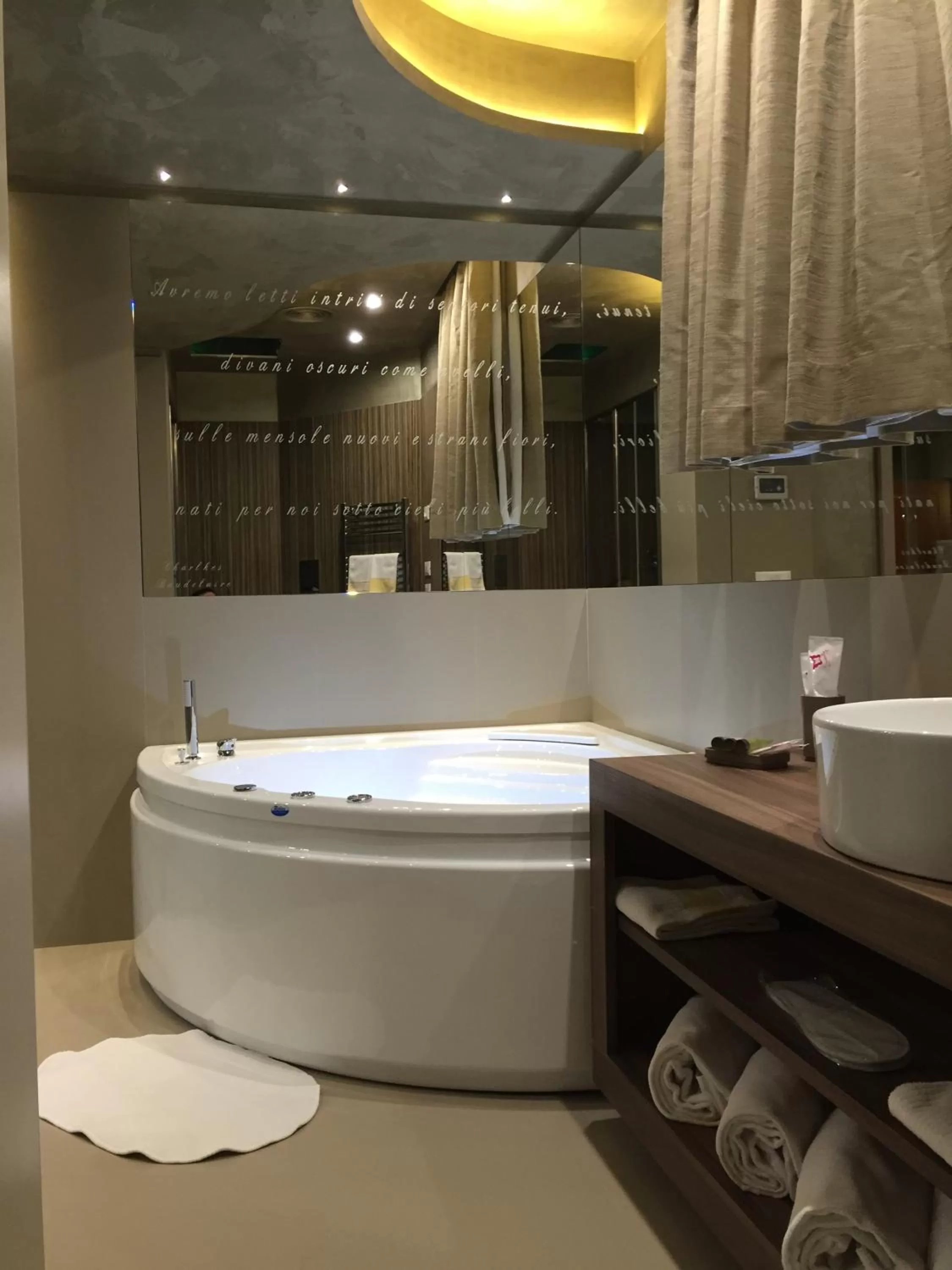 Hot Tub in Hotel Smeraldo