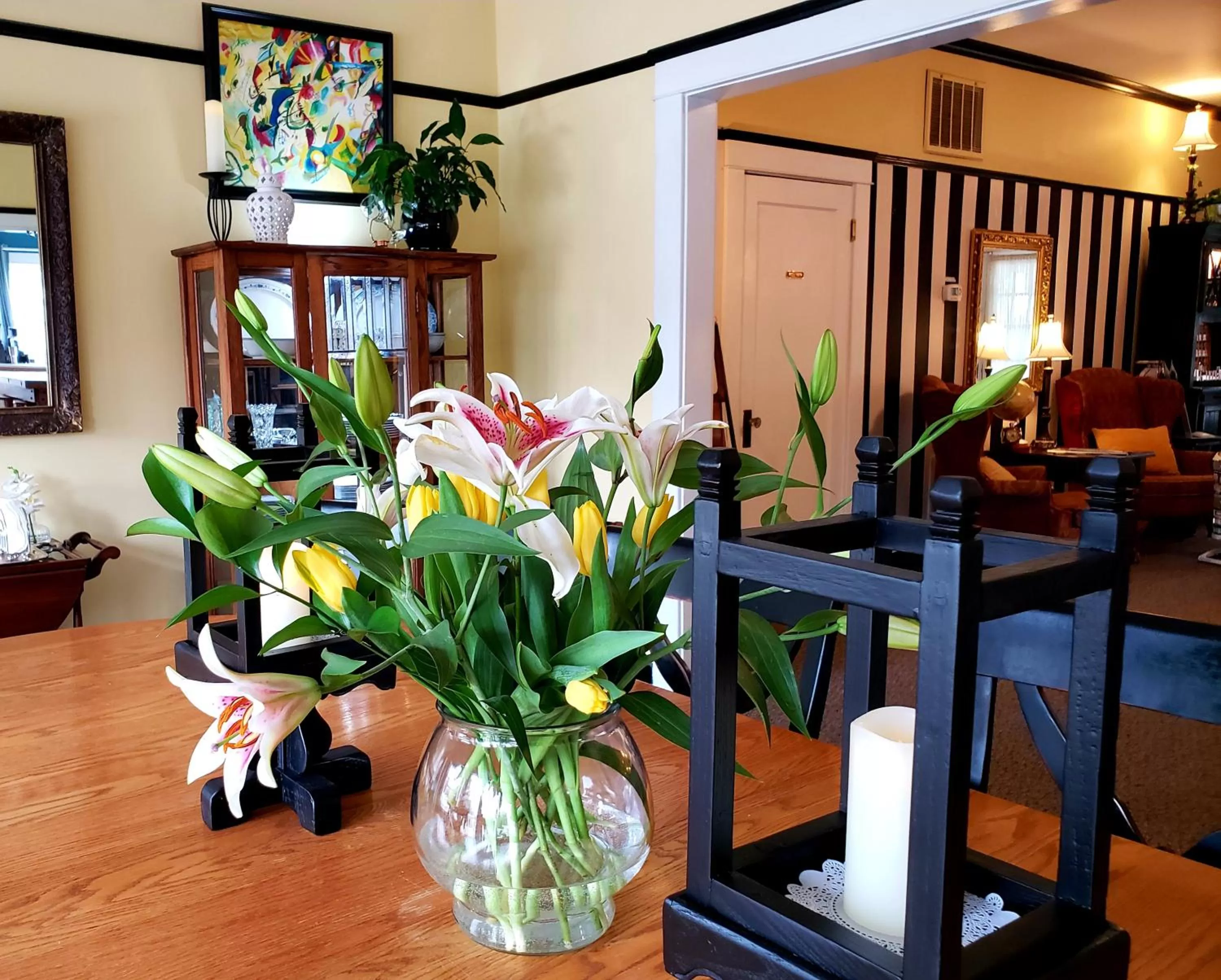 Dining area in Bayberry Inn B&B and Oregon Wellness Retreat