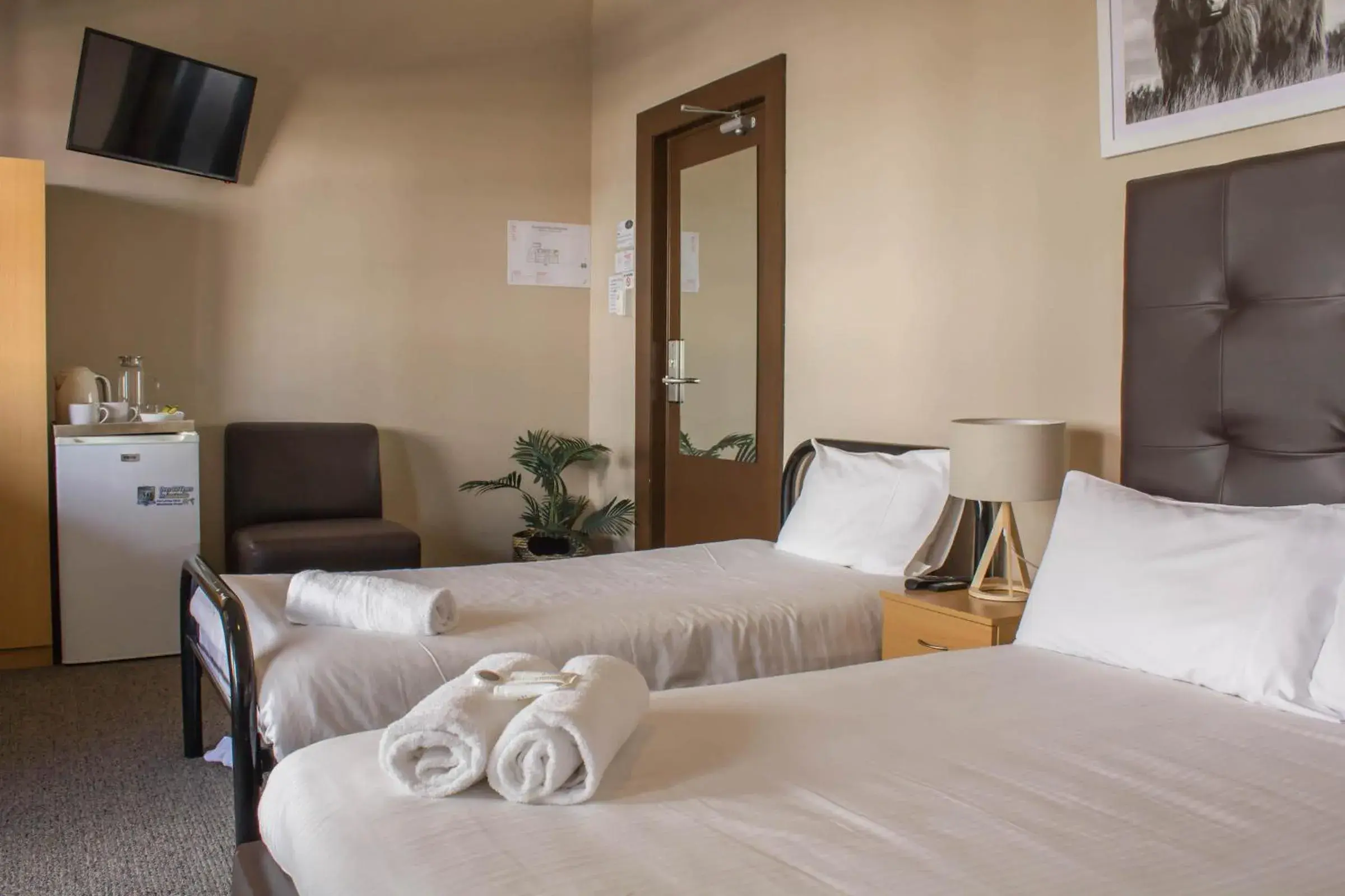 Triple Room with Balcony in Campsie Hotel Triple Room with Balcony in Campsie Hotel