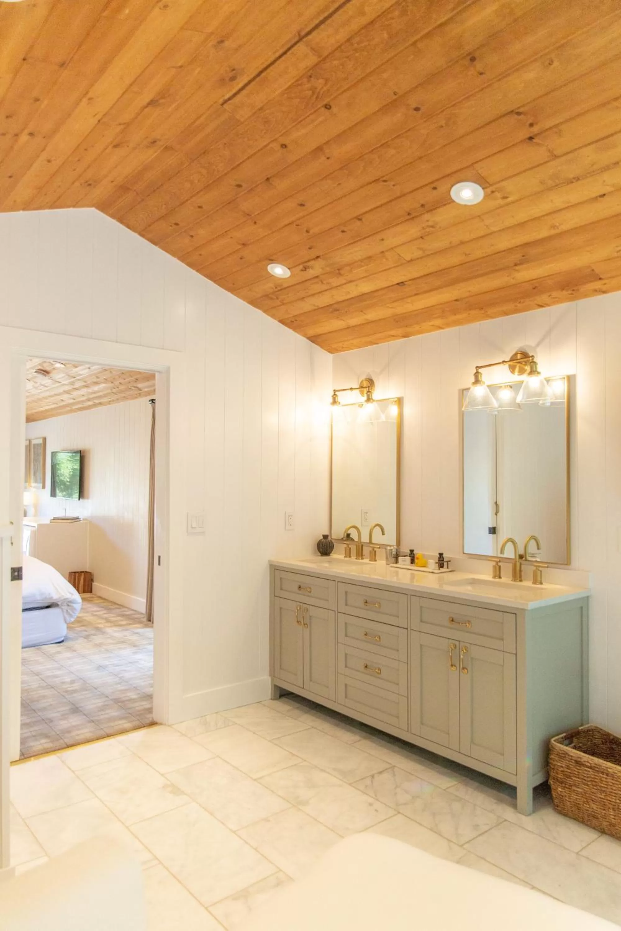 Bathroom, Bed in Calamigos Guest Ranch and Beach Club