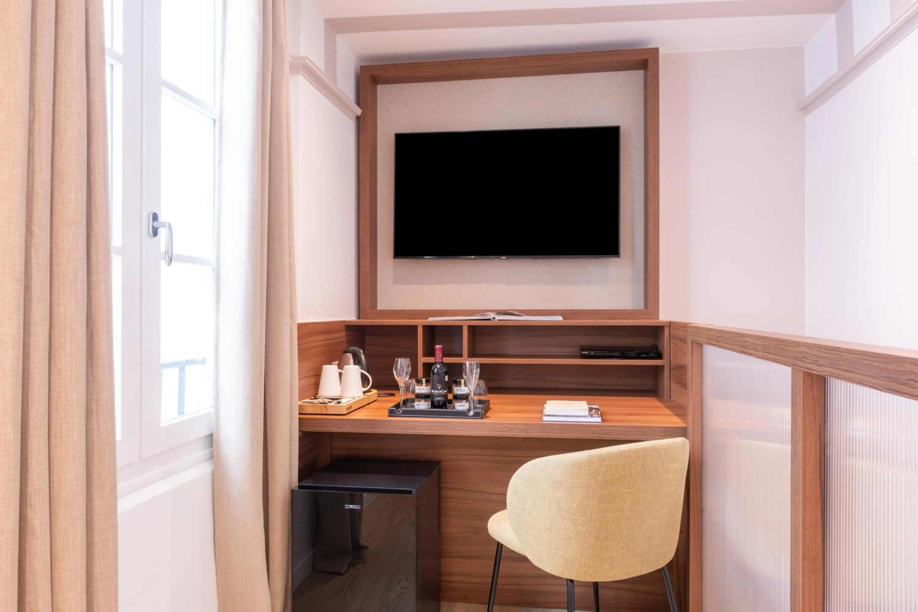 TV and multimedia in Hotel Le Placide Saint-Germain Des Prés