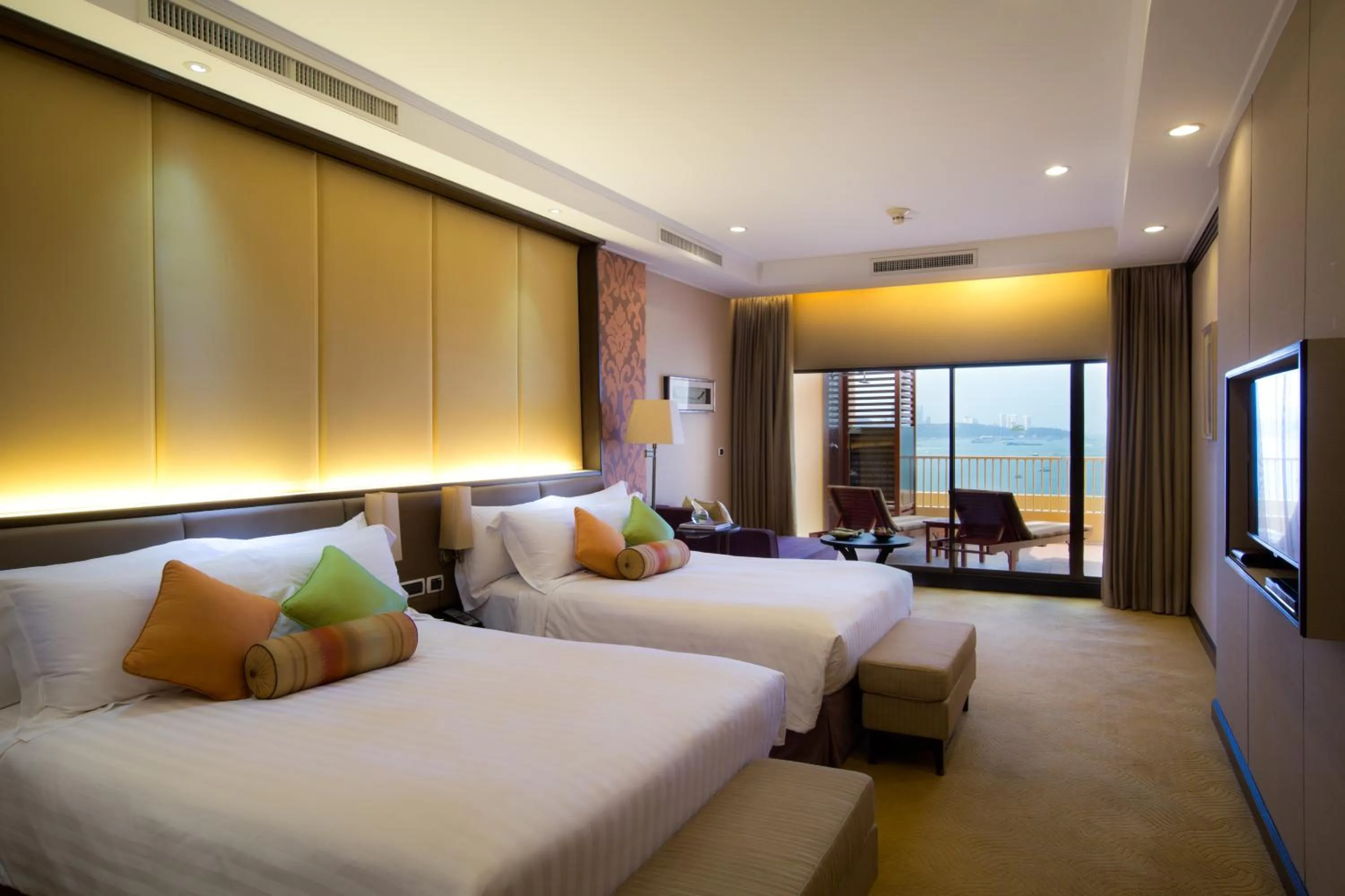 Photo of the whole room, Bed in Dusit Thani Pattaya