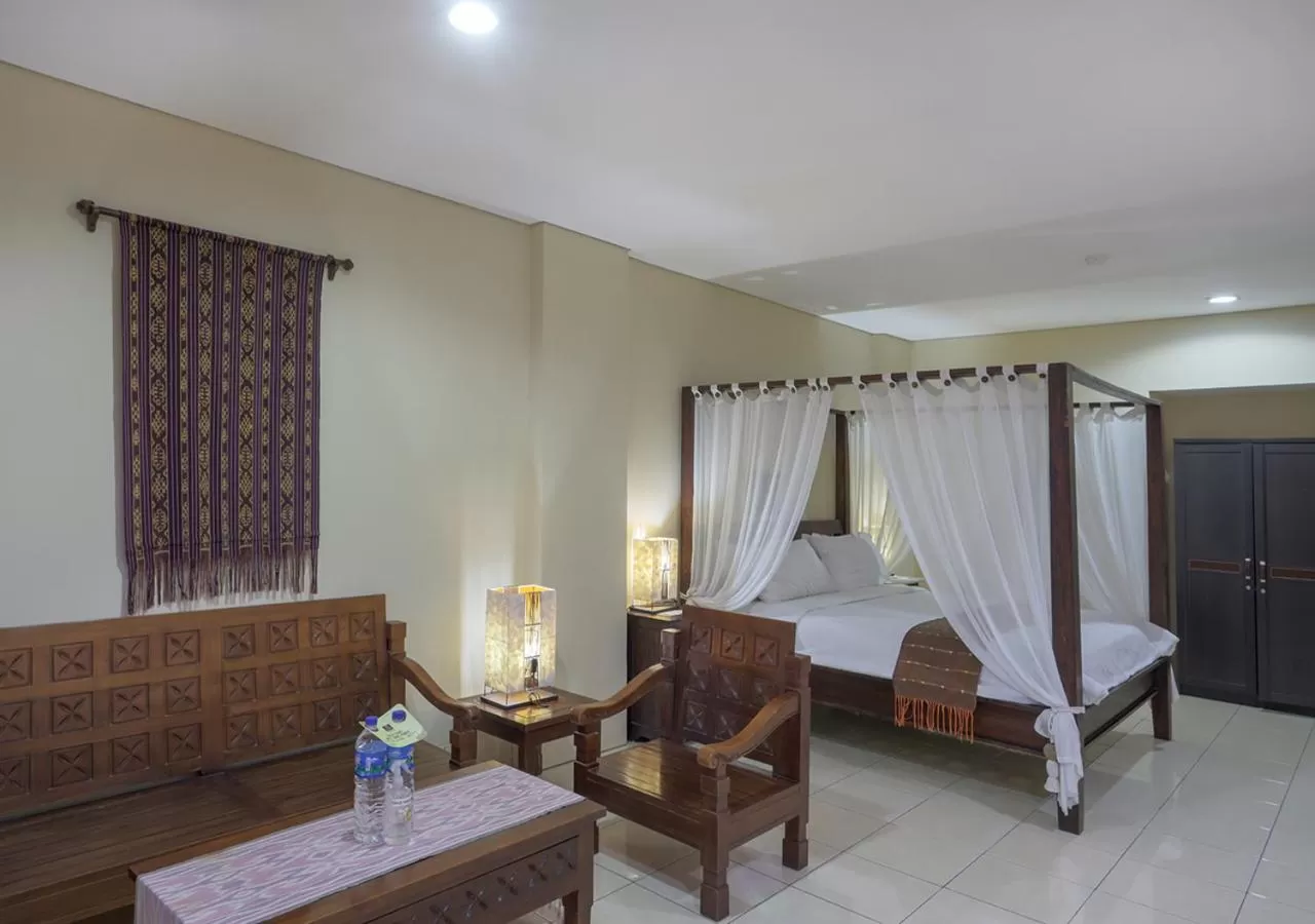 Seating area, Bed in The Jayakarta Suites Komodo Flores