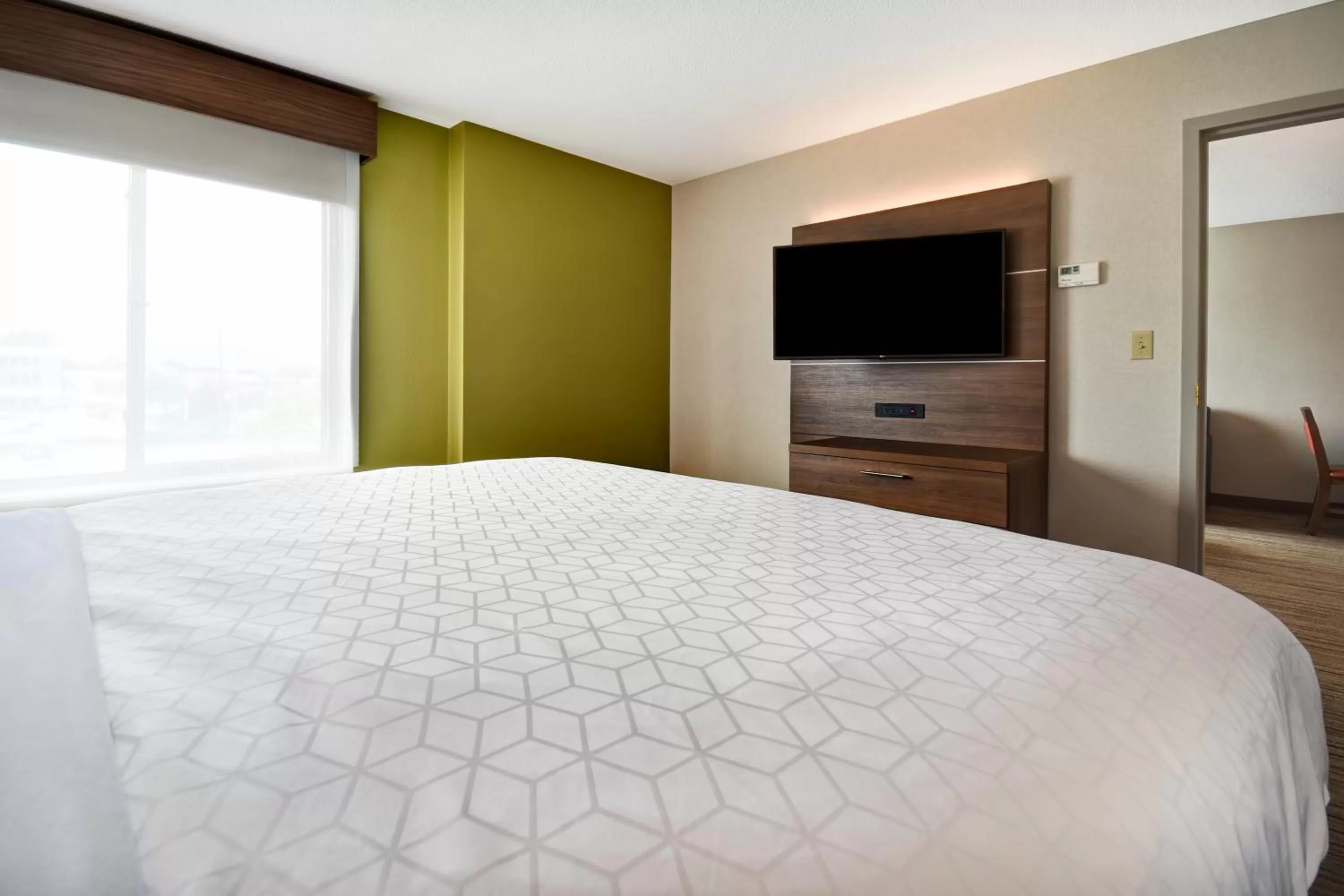 Photo of the whole room, Bed in Holiday Inn Express Newport North - Middletown by IHG