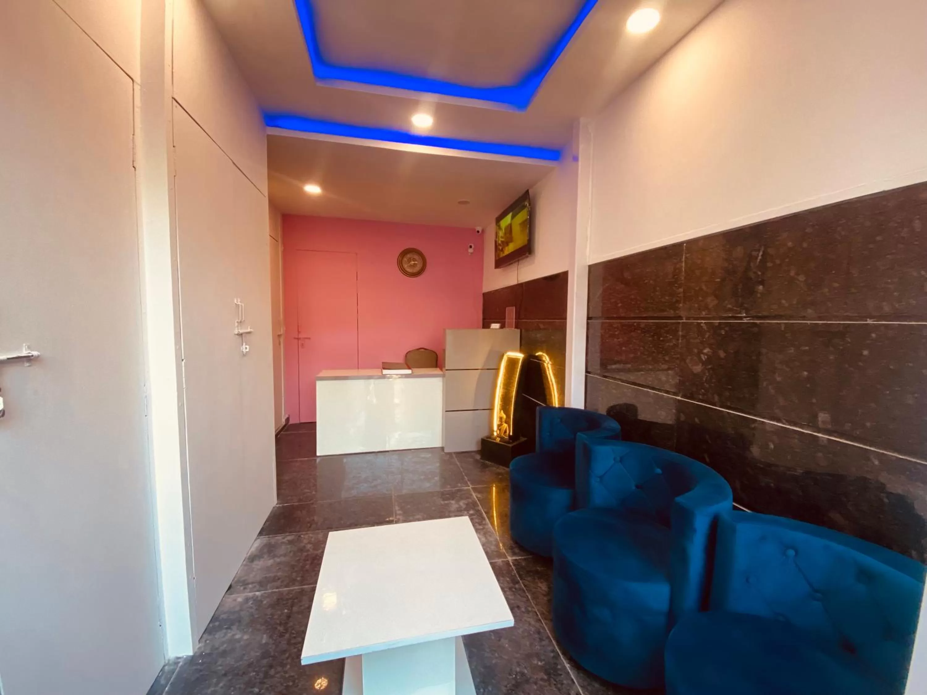 Lobby or reception in The Metro Stay By F9 Hotels-Near Sector 18 Metro Station Noida