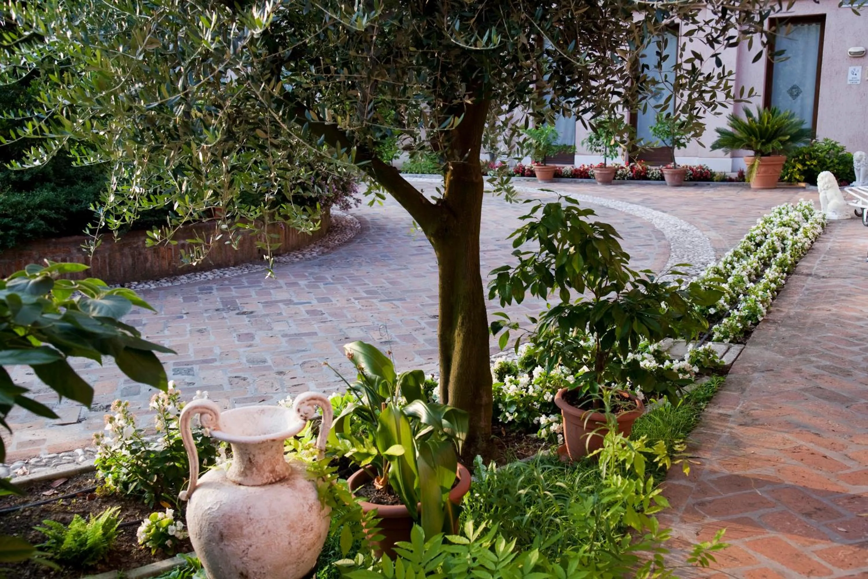 Facade/entrance in Relais Leon d'Oro