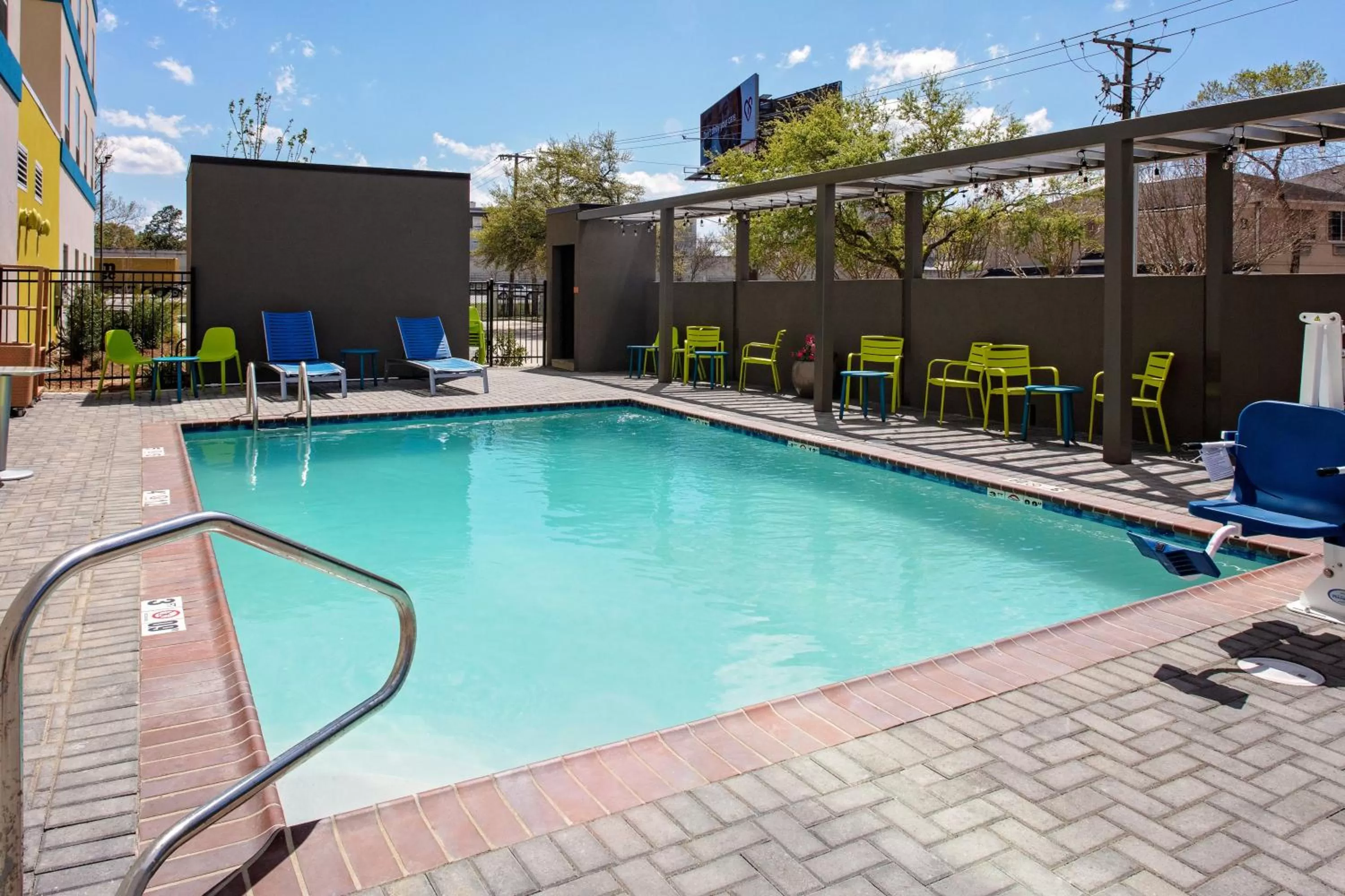 Swimming pool in Home2 Suites By Hilton Baton Rouge Citiplace