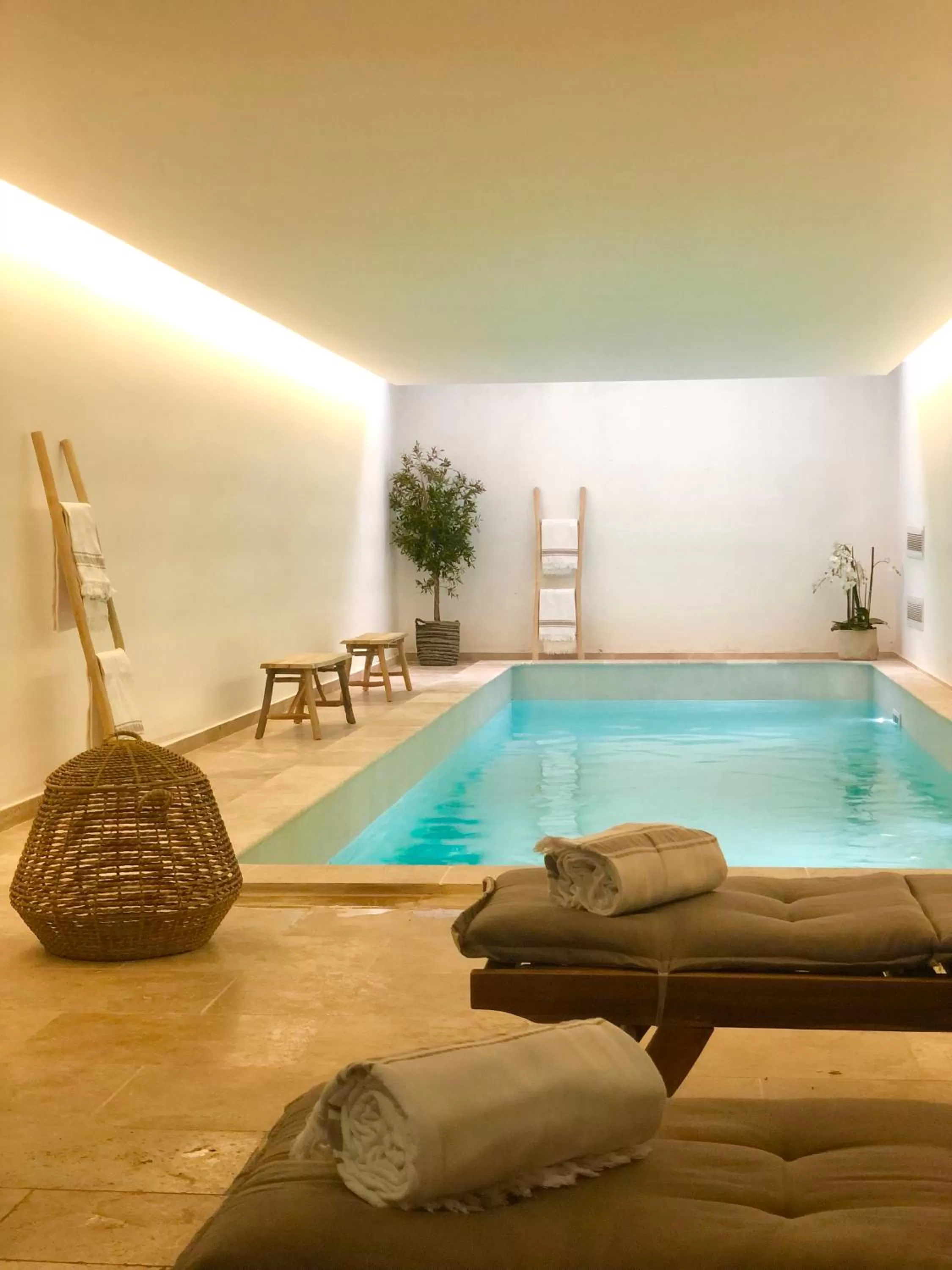 Swimming pool in Hôtel Des Gouverneurs