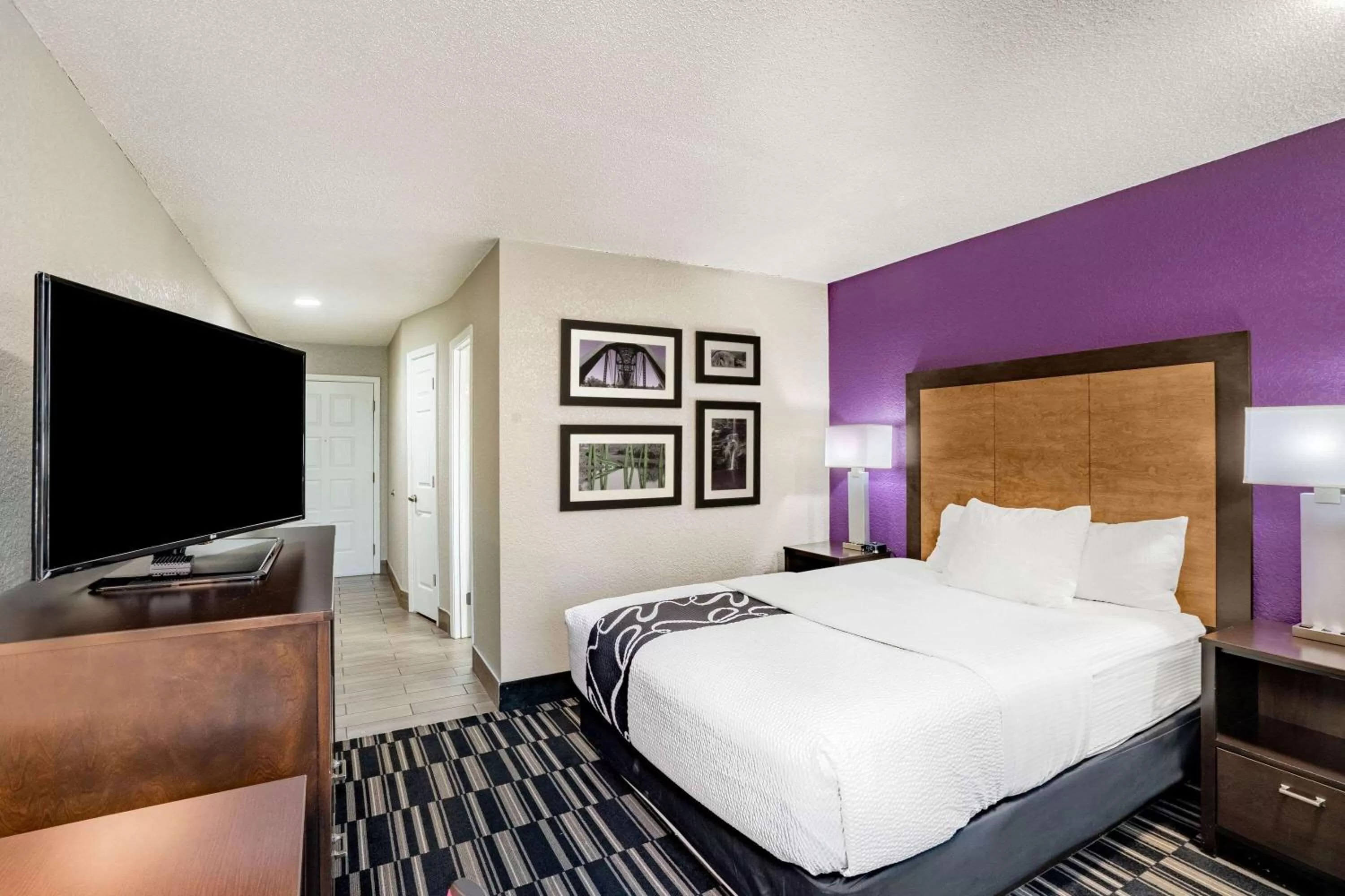 Photo of the whole room, Bed in La Quinta Inn by Wyndham El Dorado