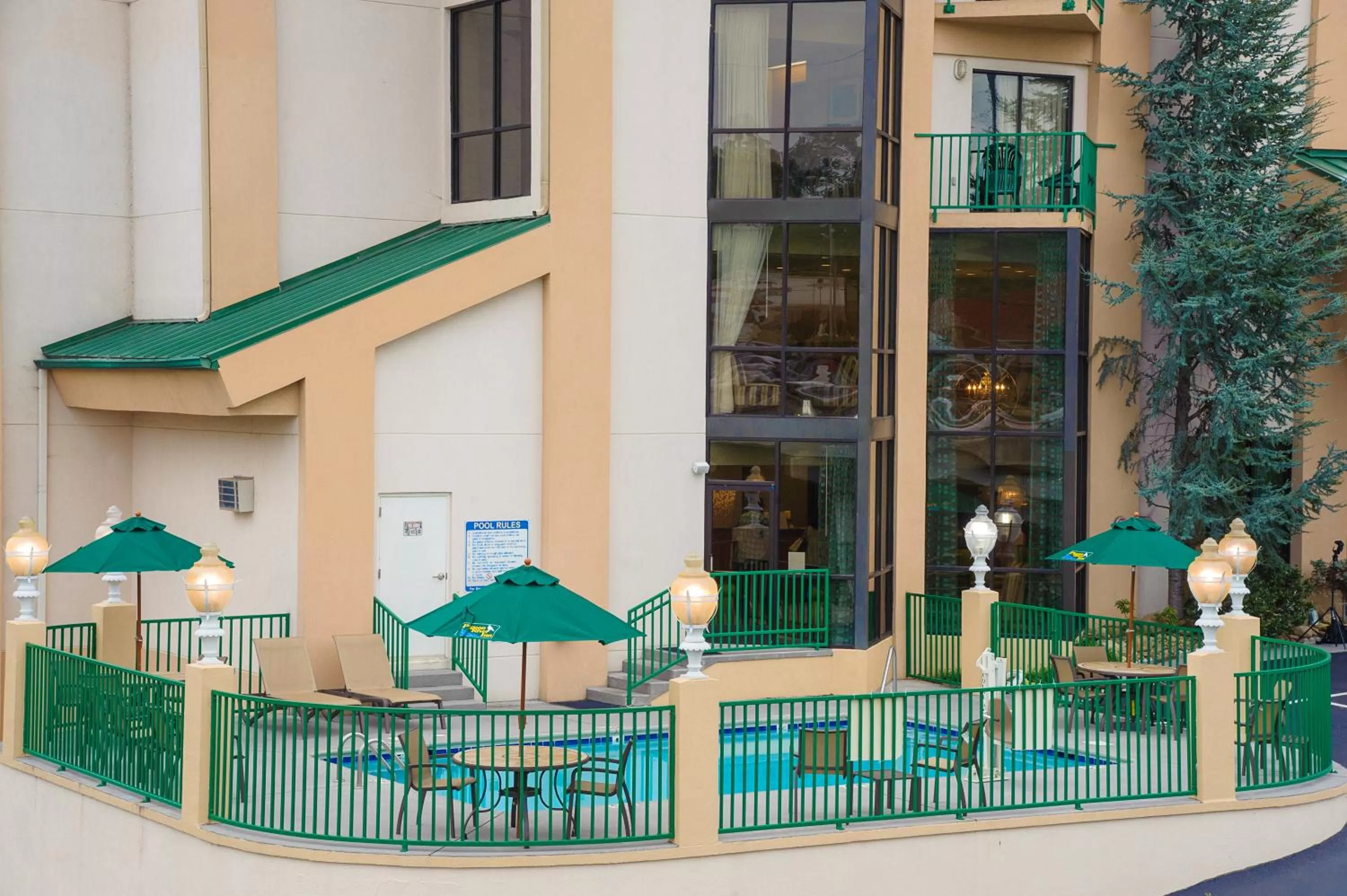 Swimming pool in Pigeon River Inn
