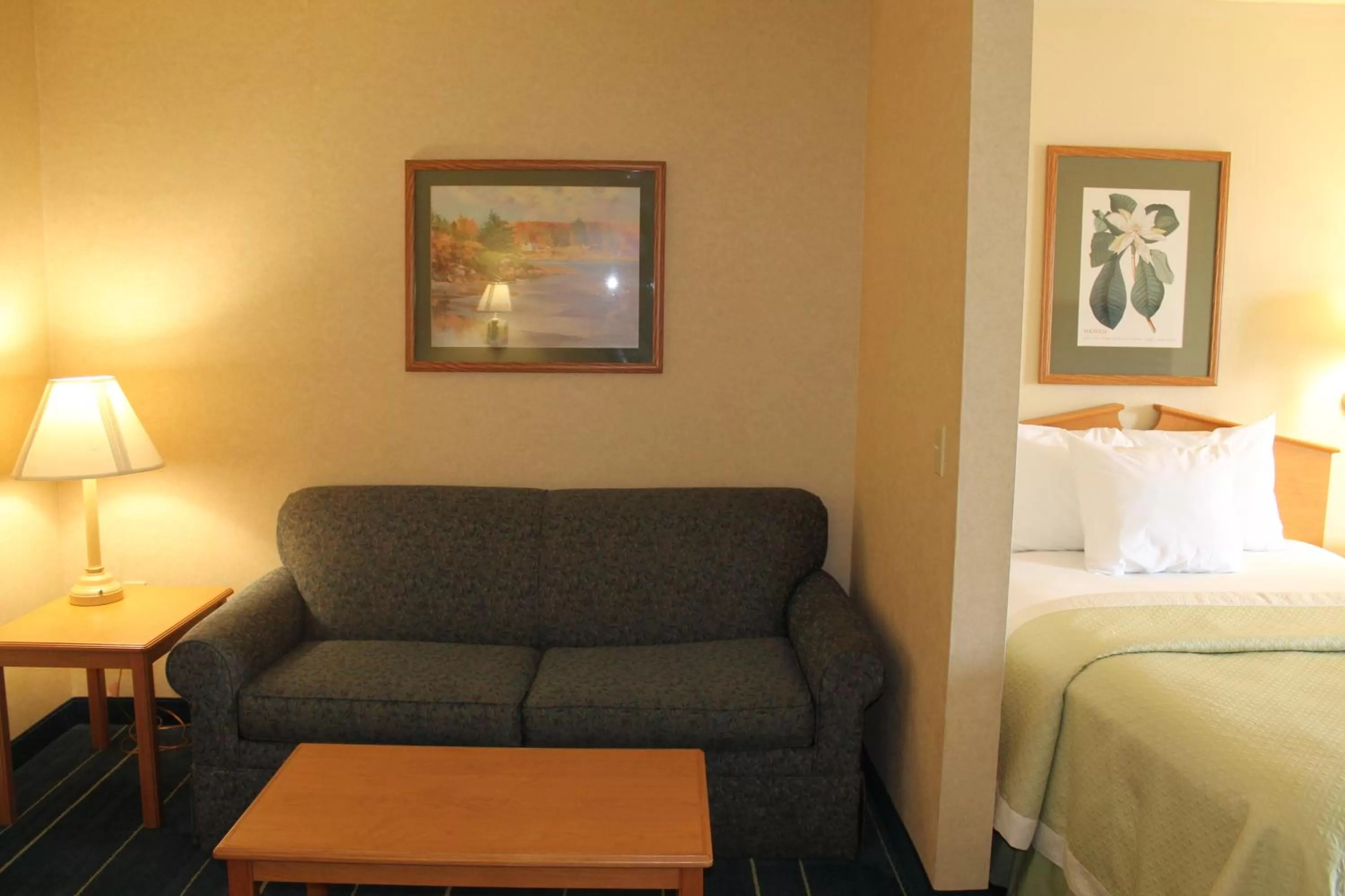 Bed in Days Inn & Suites by Wyndham Bridgeport - Clarksburg