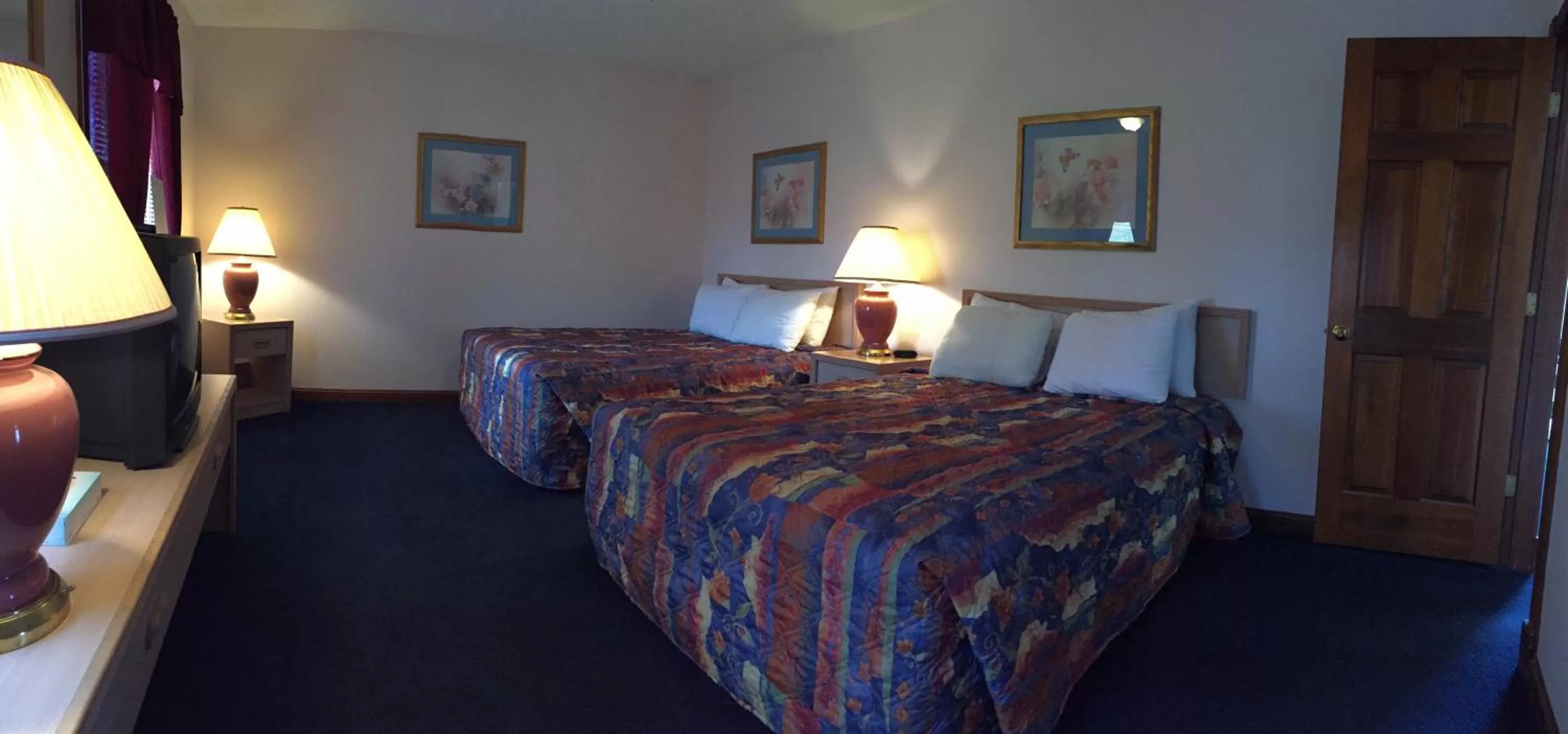 Photo of the whole room, Bed in Twelve Oaks Inn