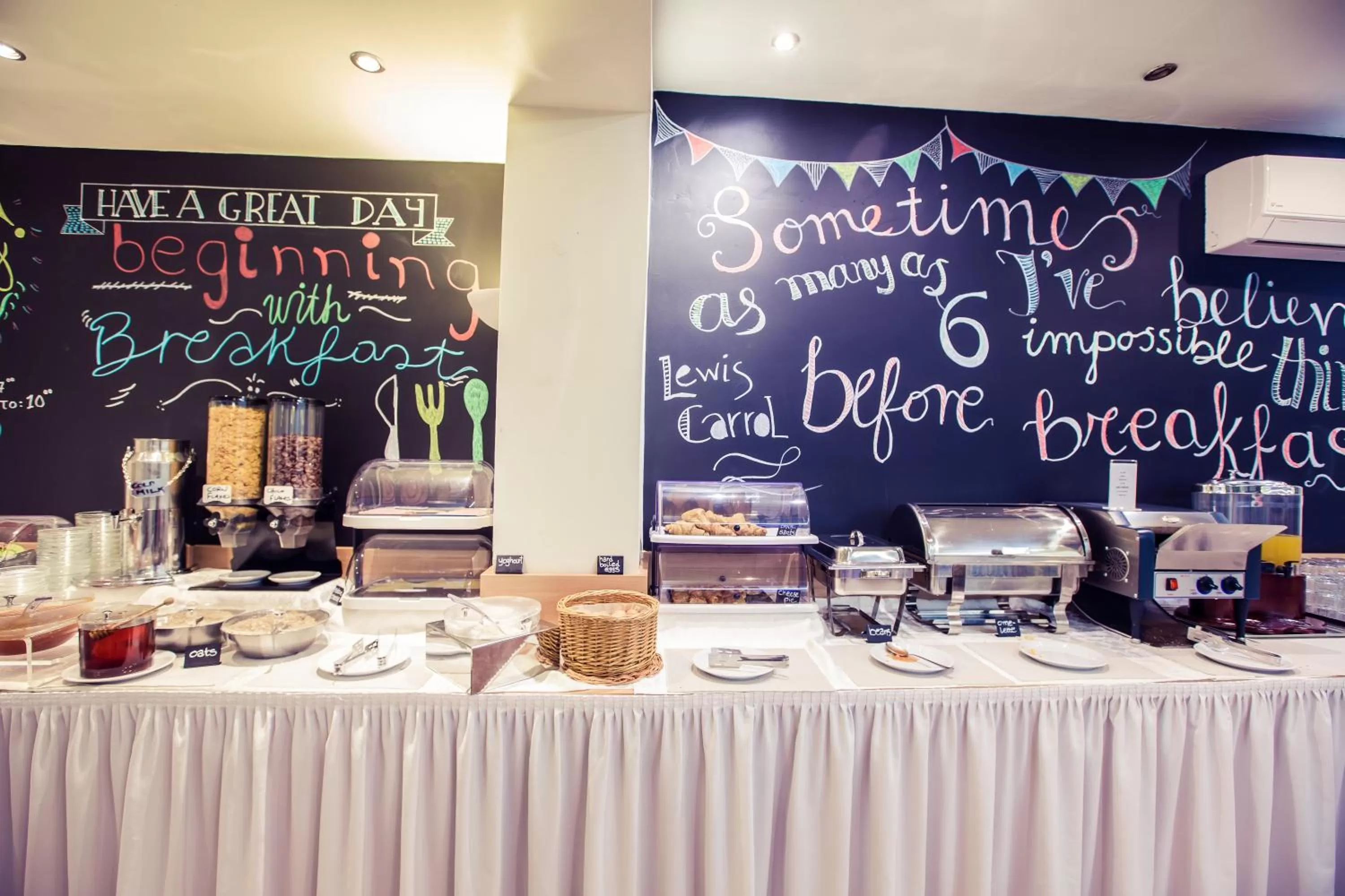 Restaurant/places to eat in Hotel Marina