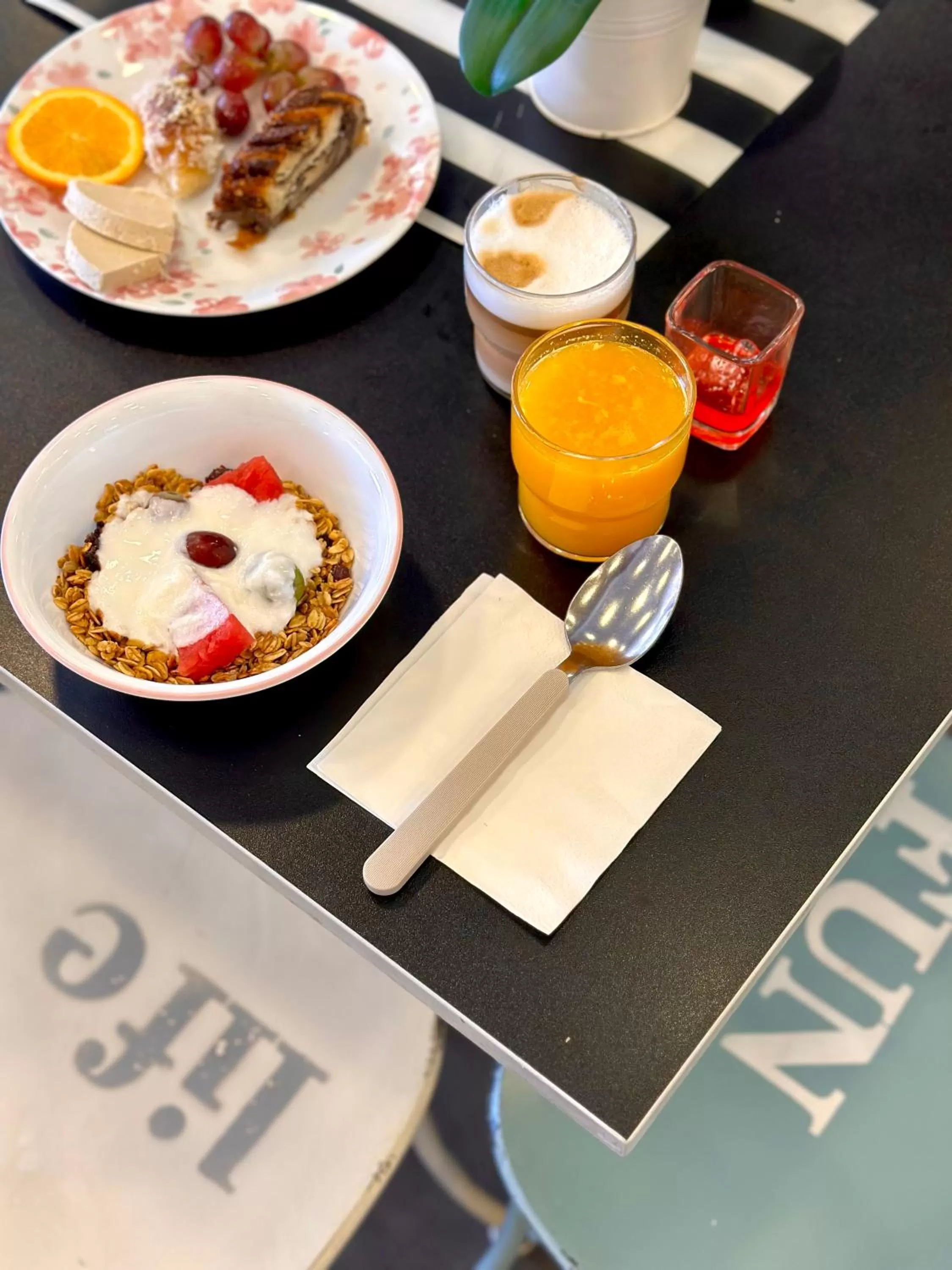 Food and drinks in Paamonim Hotel Jerusalem