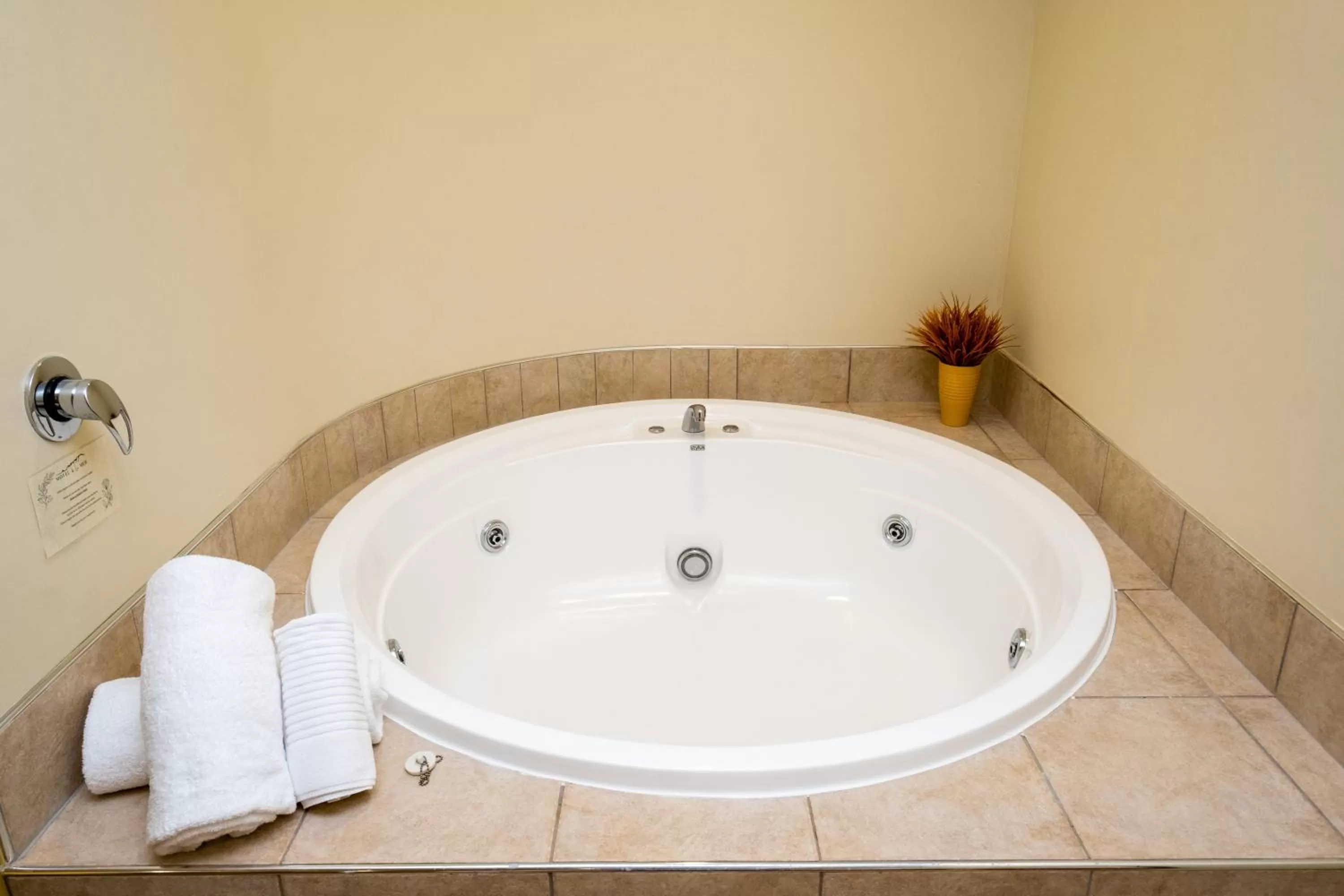 Hot Tub in Motel de la Mer