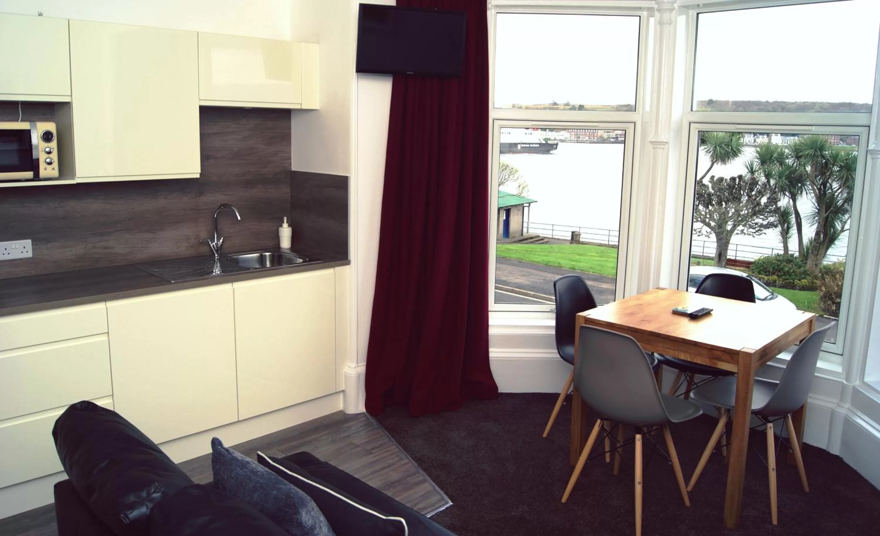 Kitchen/Kitchenette in Boat House Super Suites