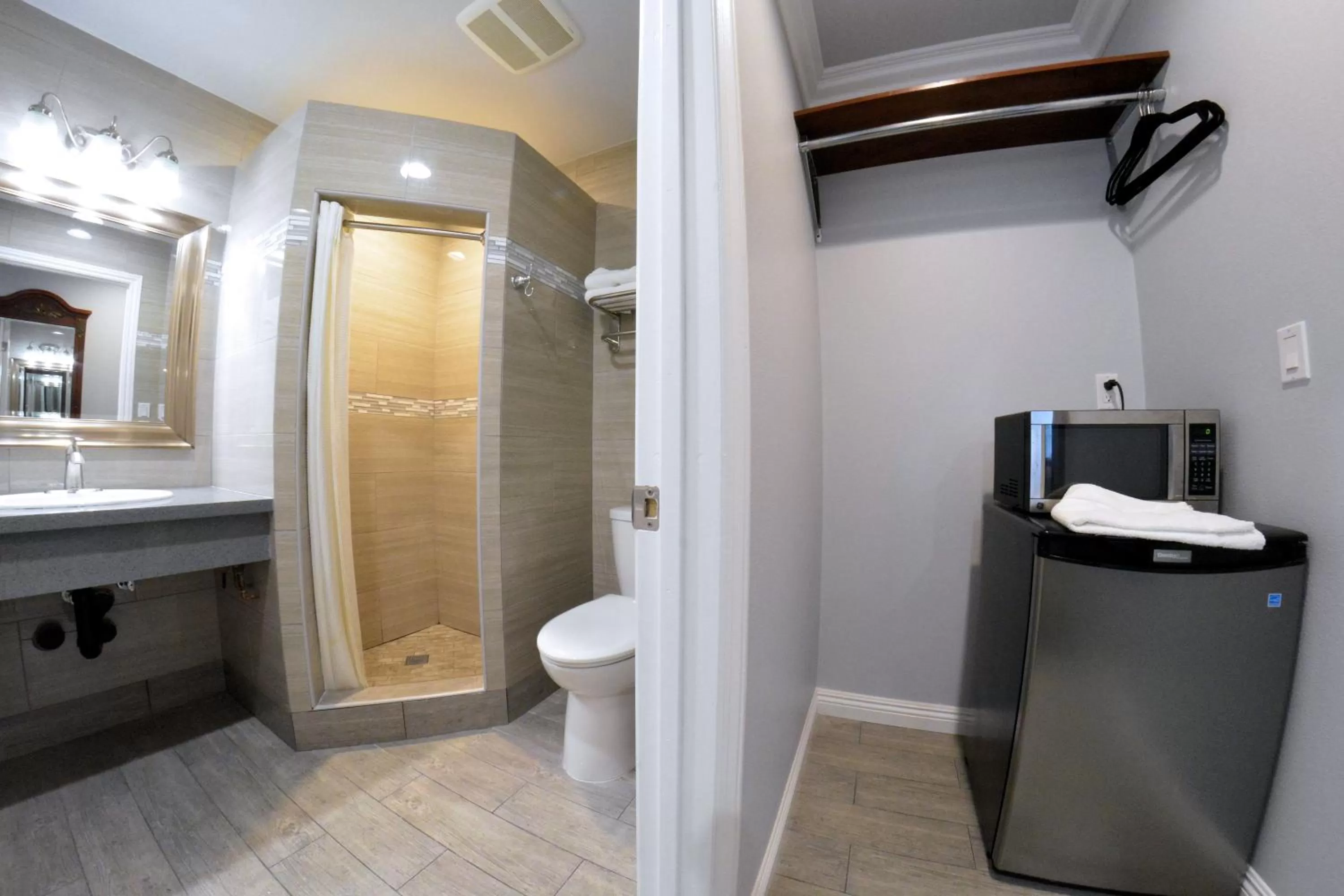 Bathroom in Crystal Lodge Motel