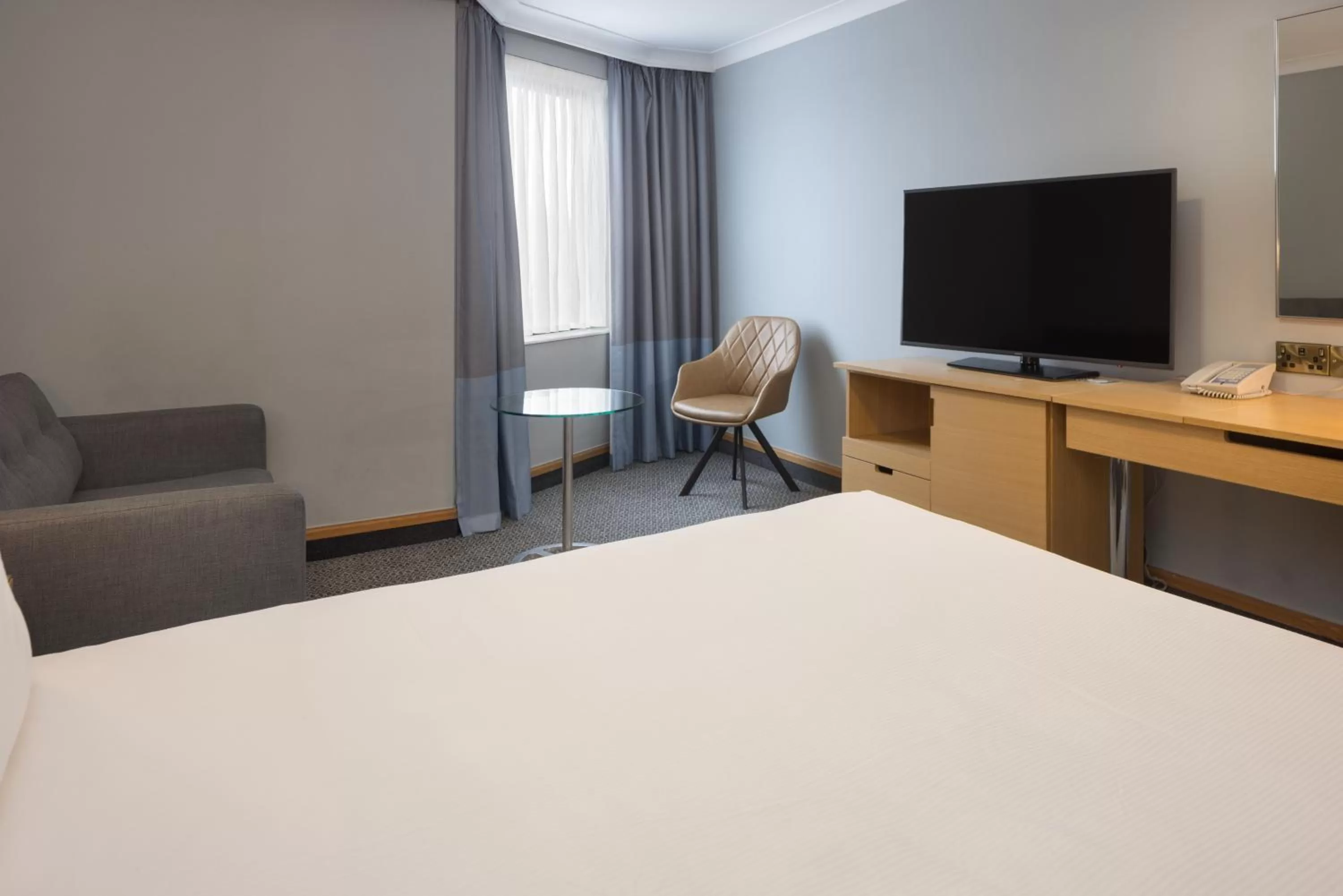 Bedroom, Bed in DoubleTree by Hilton Manchester Airport