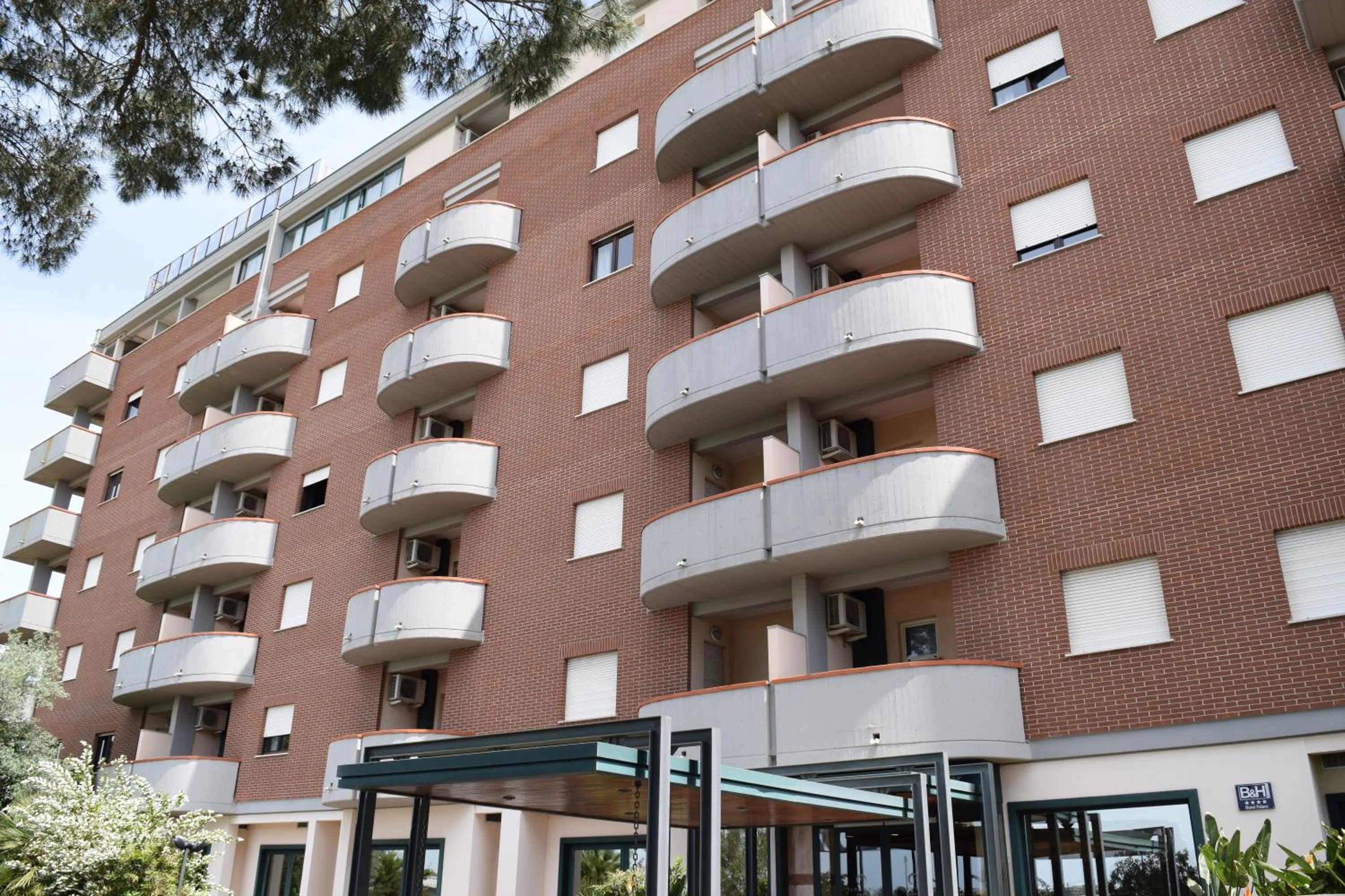 Facade/entrance in Hotel Palace 2000