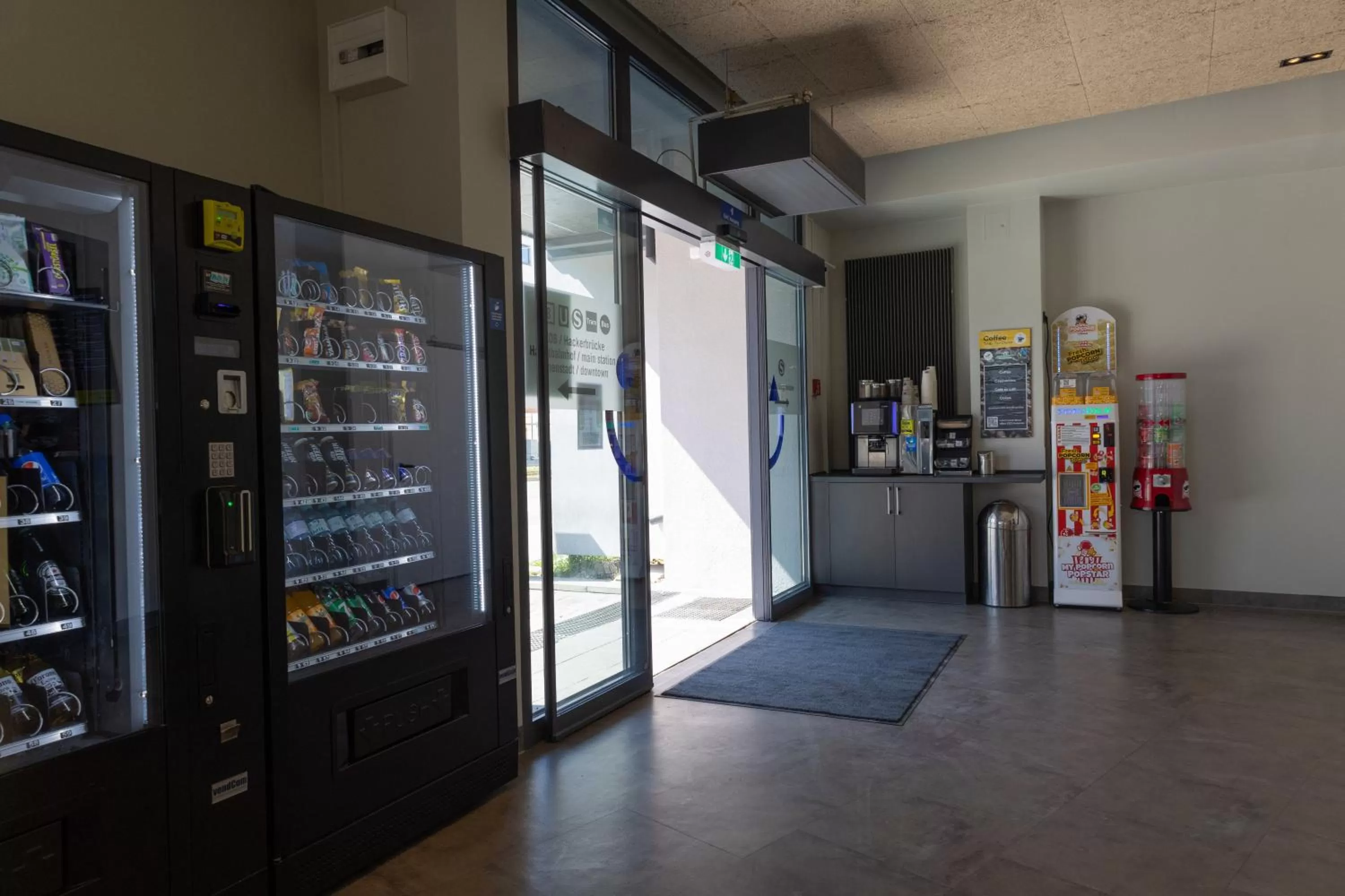 Lobby or reception in a&o München Hackerbrücke