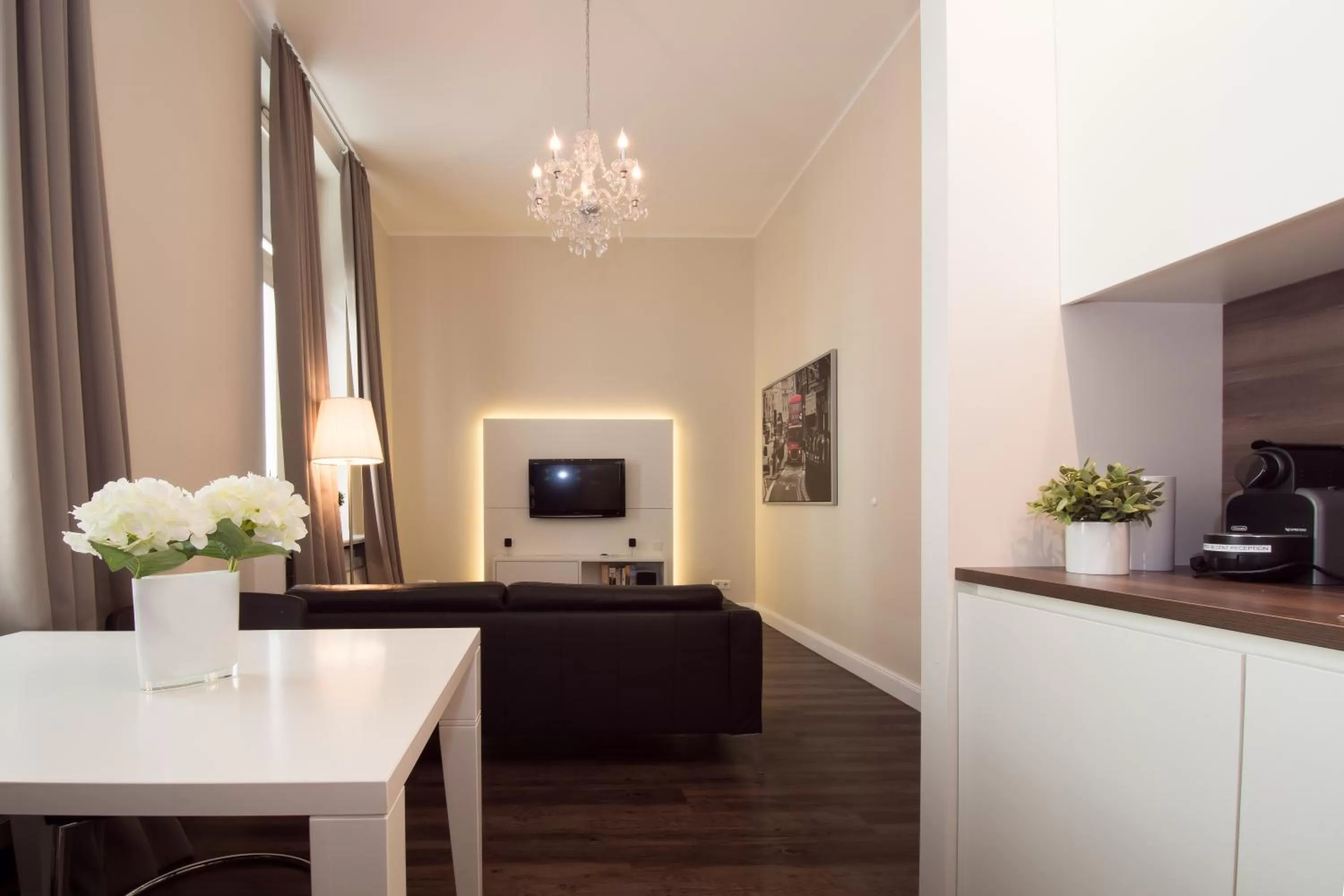 Photo of the whole room, TV/Entertainment Center in Carlstadt Suites Düsseldorf