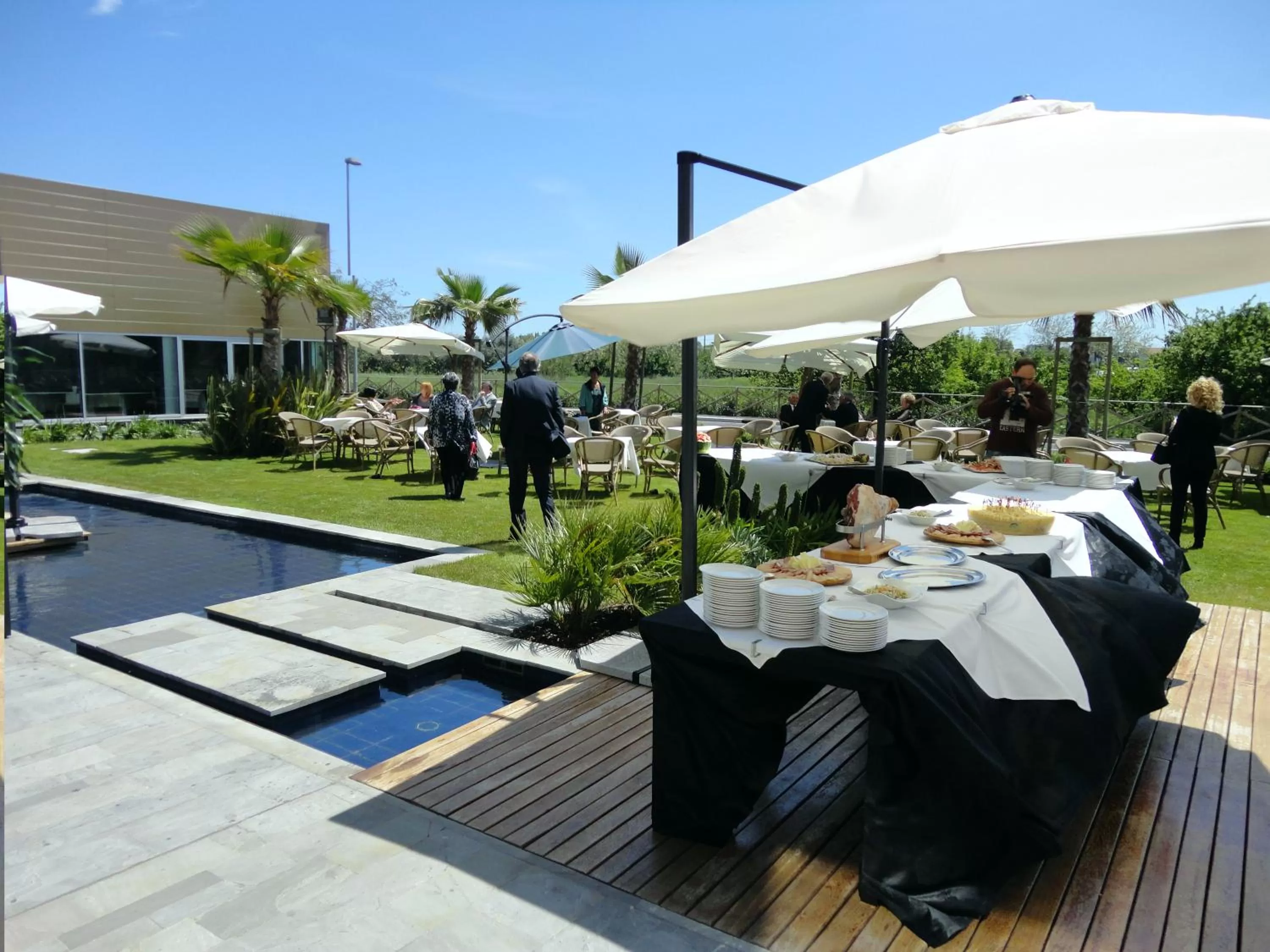 Restaurant/places to eat in Cosmopolitan Hotel