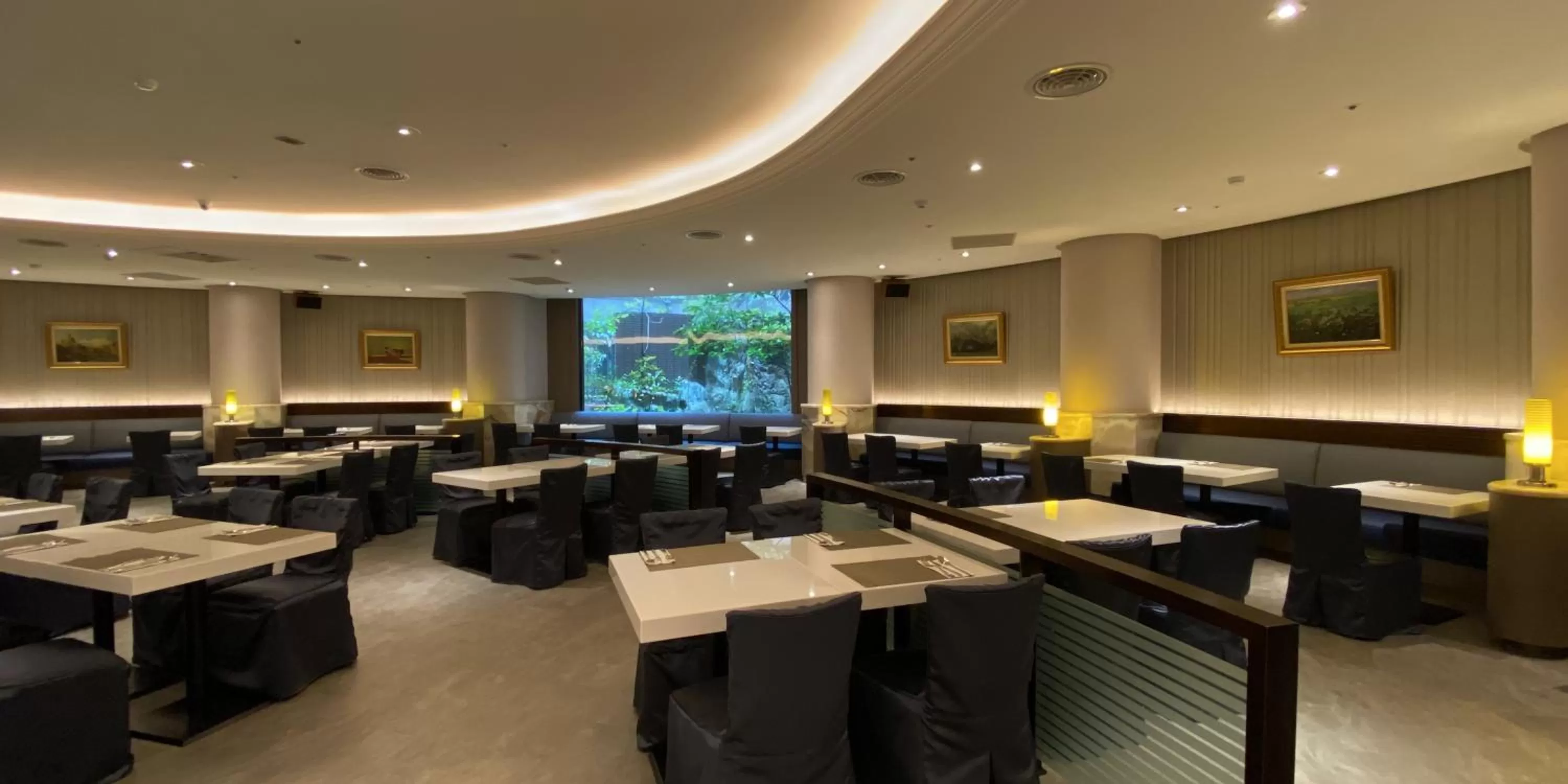 Restaurant/places to eat in Monarch Plaza Hotel