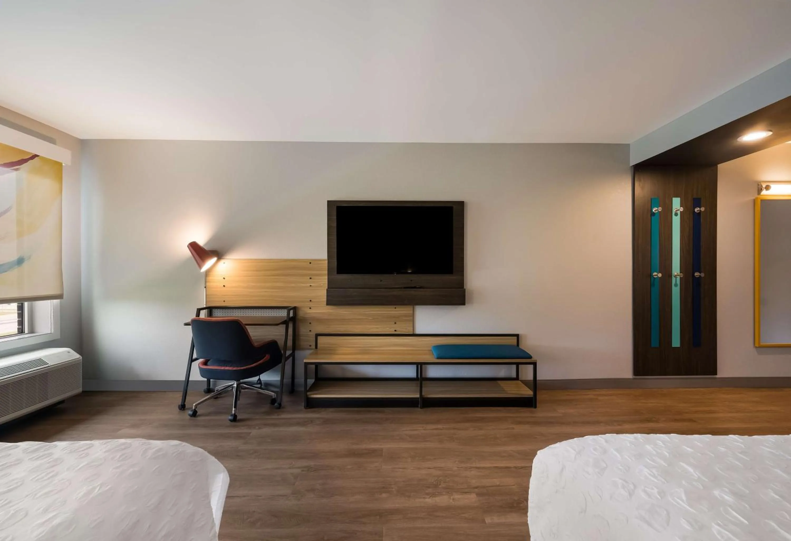 Bedroom, Bed in Tru By Hilton Novi Detroit