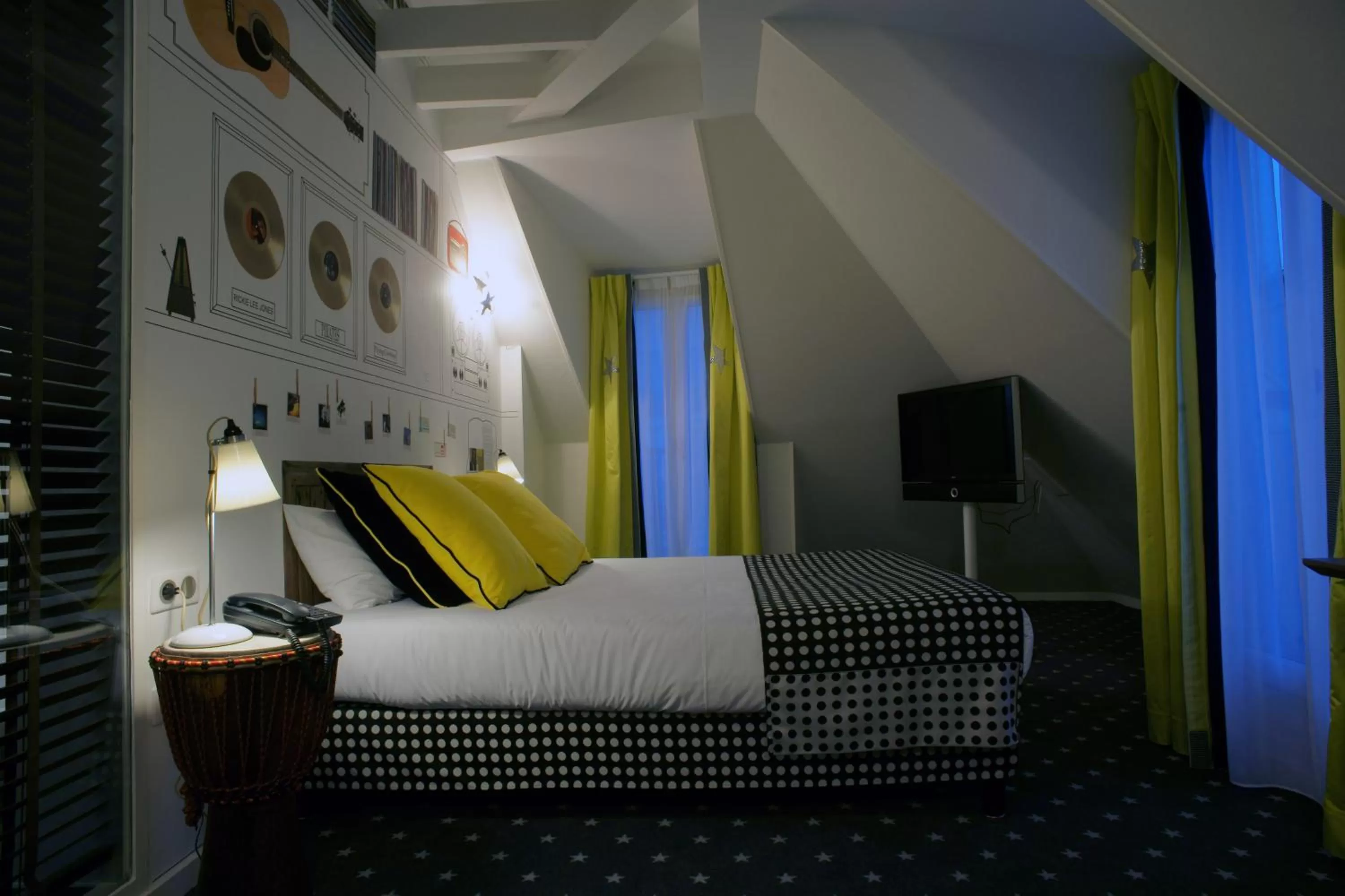 Photo of the whole room, Bed in Hôtel du Triangle d'Or