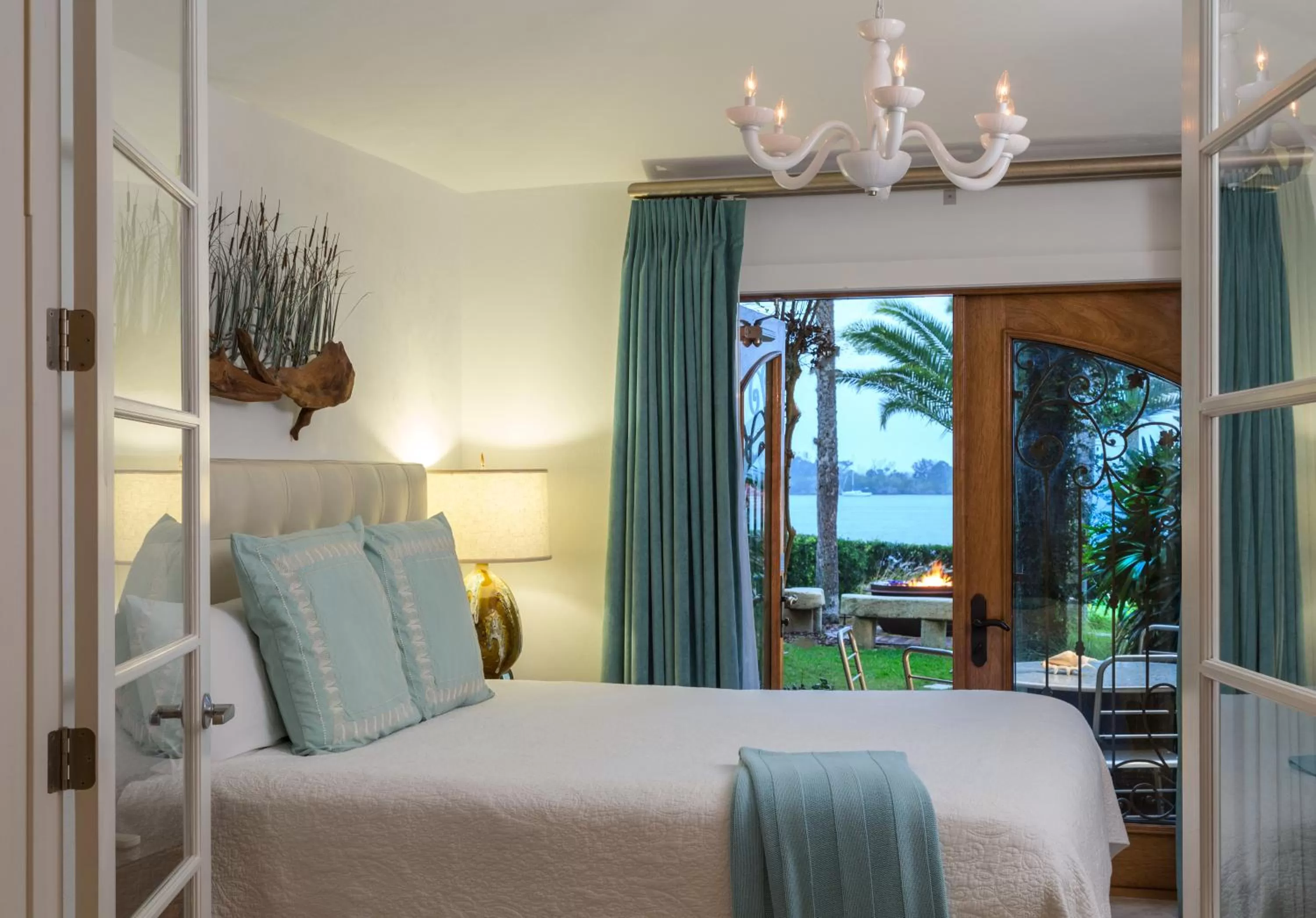 Photo of the whole room, Bed in Black Dolphin Inn